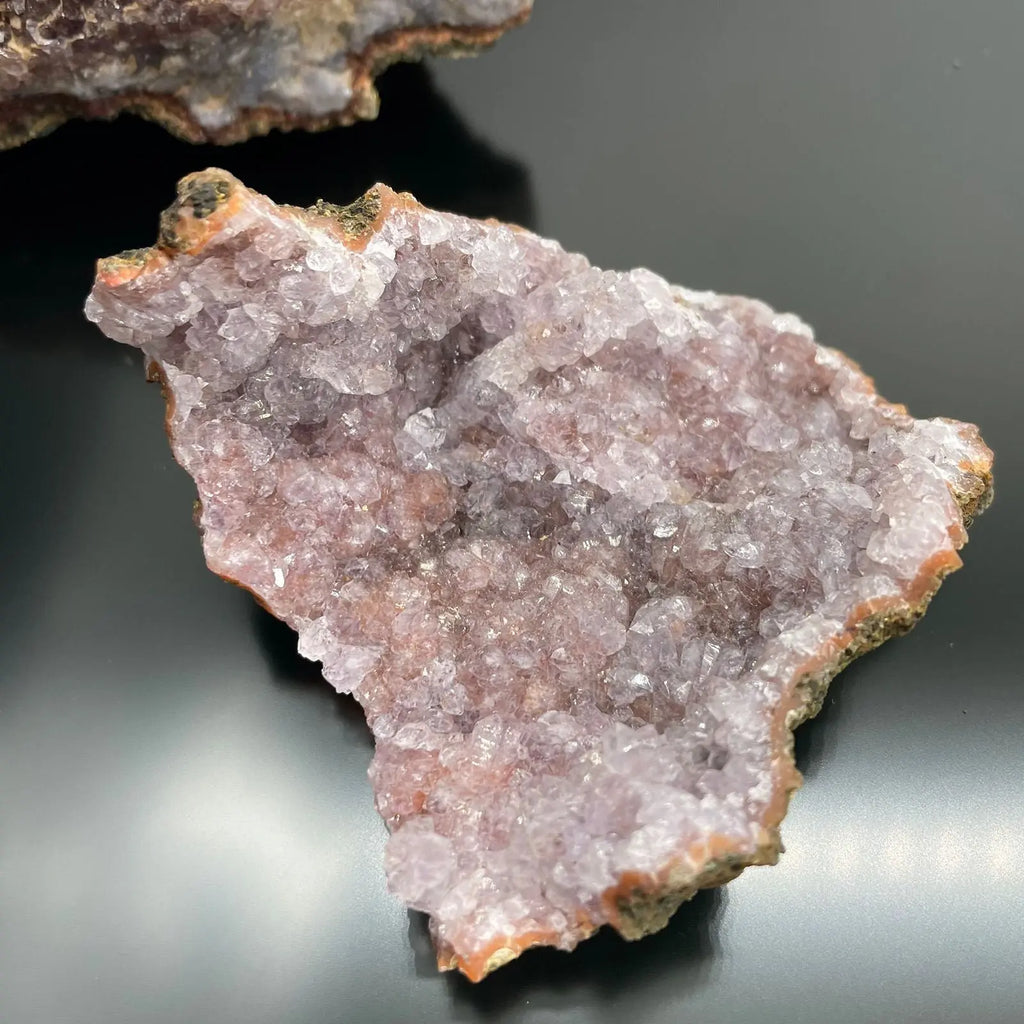 Plateau de 20 Améthystes Naturelles du Maroc – Qualité Supérieure (1,9 kg) AWGifts Dropship
