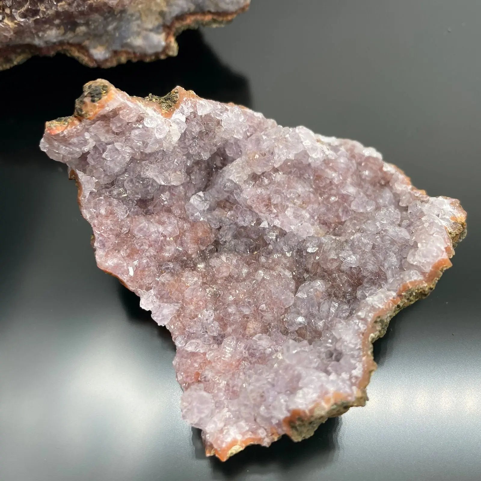 Plateau de 20 Améthystes Naturelles du Maroc – Qualité Supérieure (1,9 kg) AWGifts Dropship