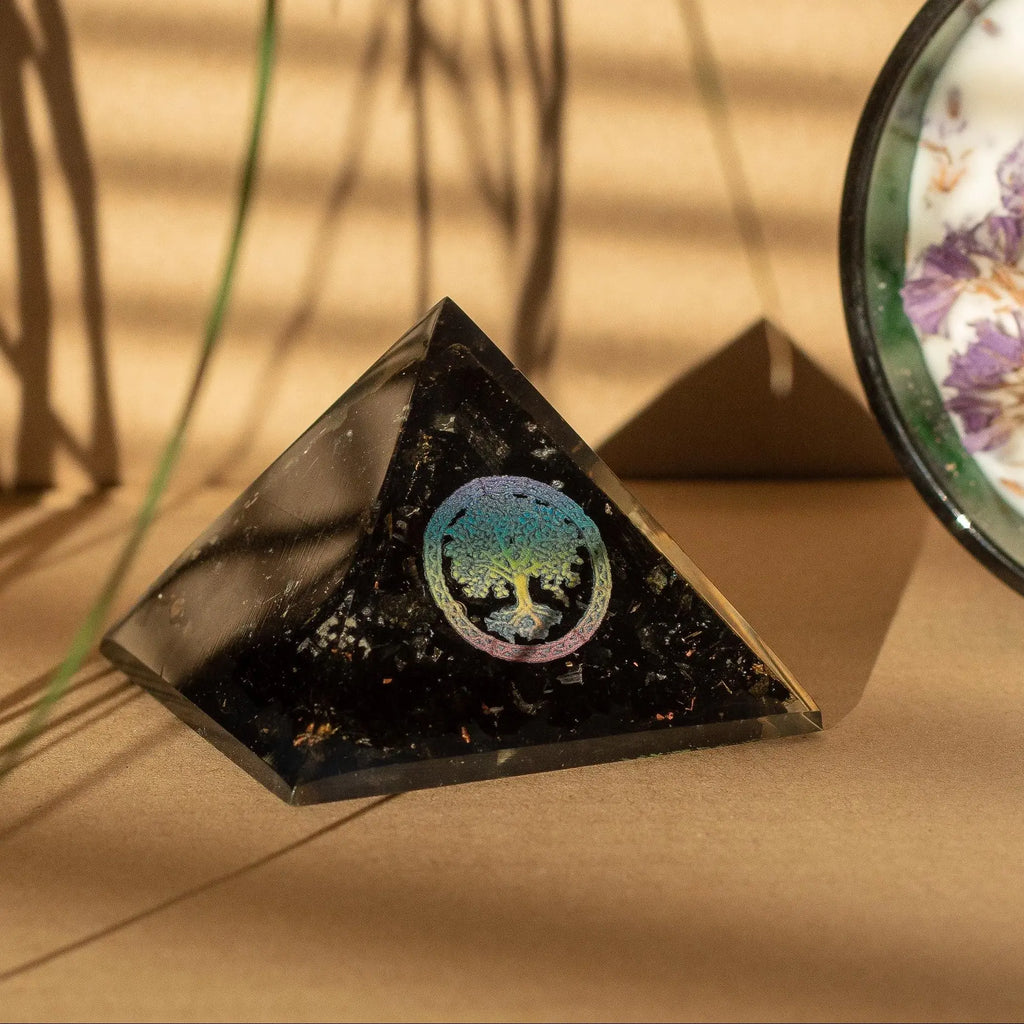 Pyramide d’orgonite Arbre de Vie avec tourmaline noire – 5,5 × 4,5 cm AWGifts Dropship