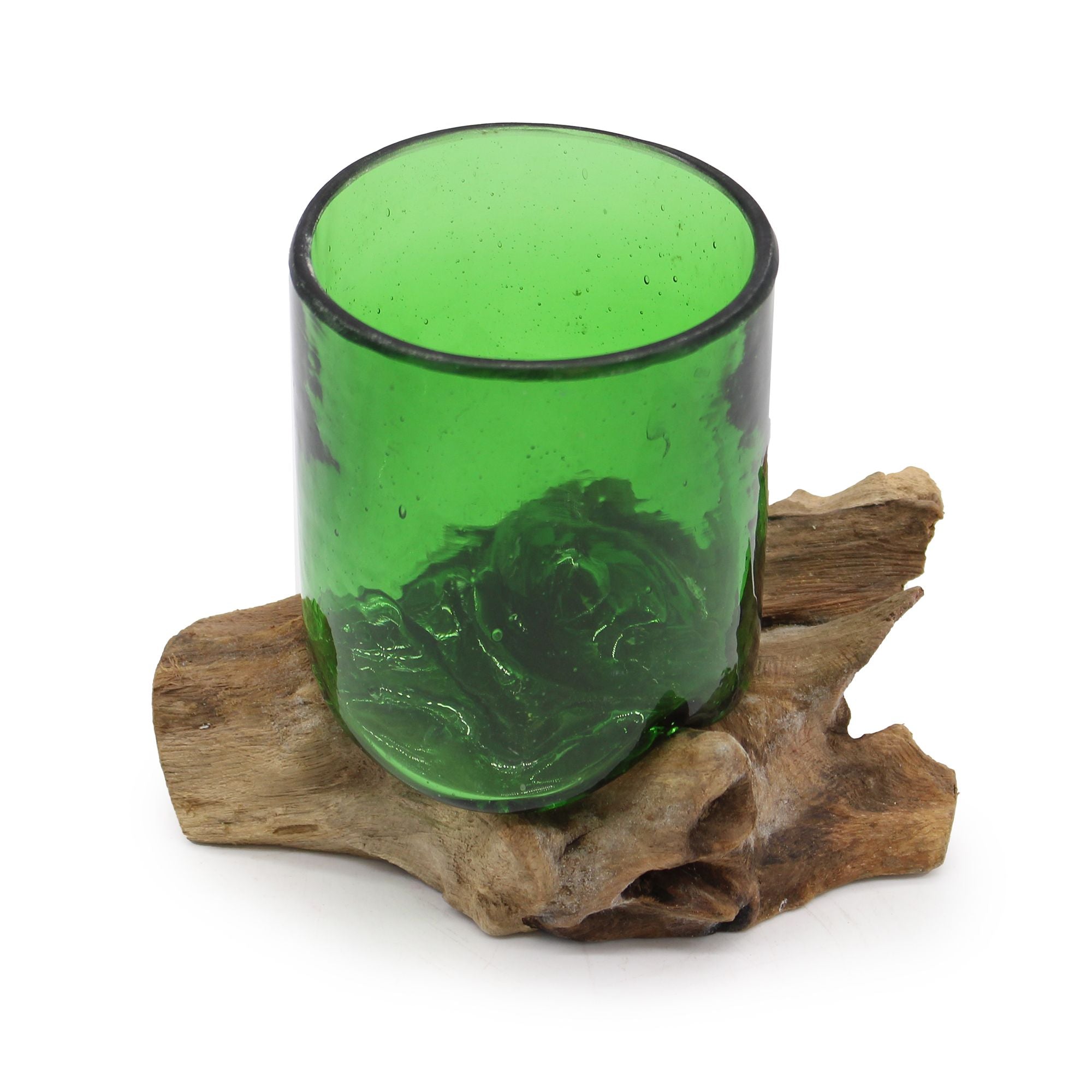 Verre décoratif fabriqué à partir d’une bouteille de bière recyclée fondue sur un socle en bois de Gamal