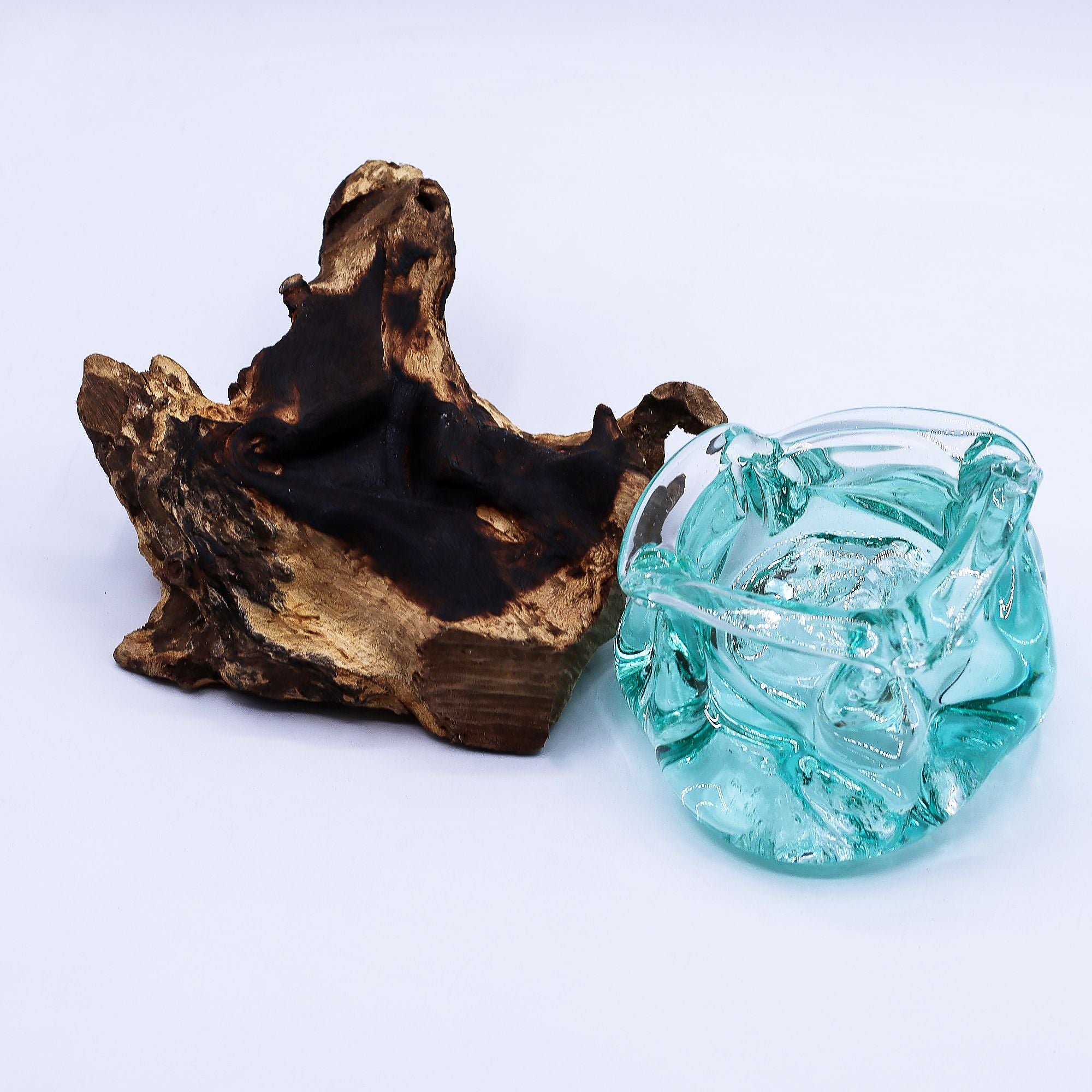 Cendrier et Bougeoir en Verre en Fusion sur Racine de Gamal - Pièce Artisanale Balinaise