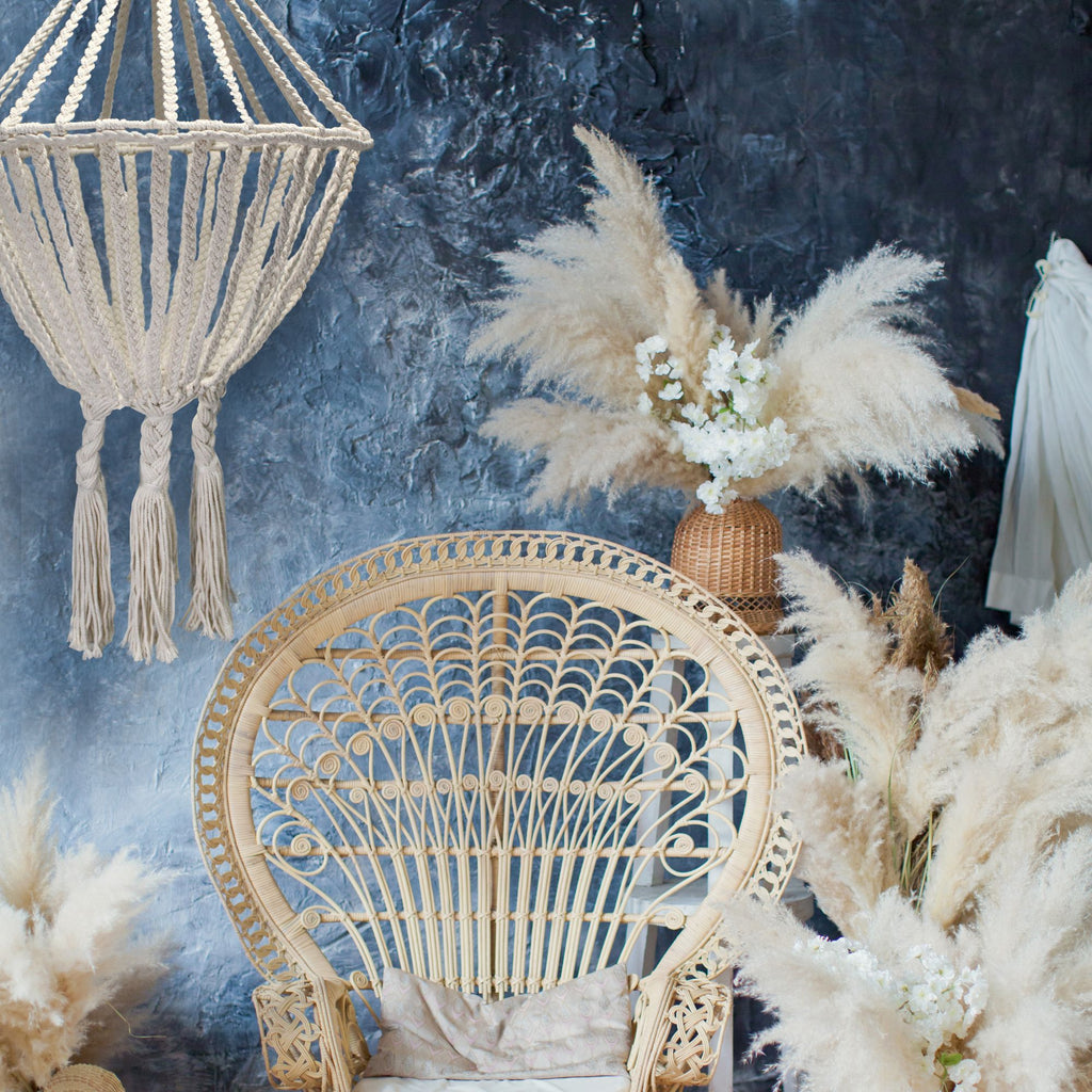 Abat-jour en macramé suspendu dans une décoration naturelle