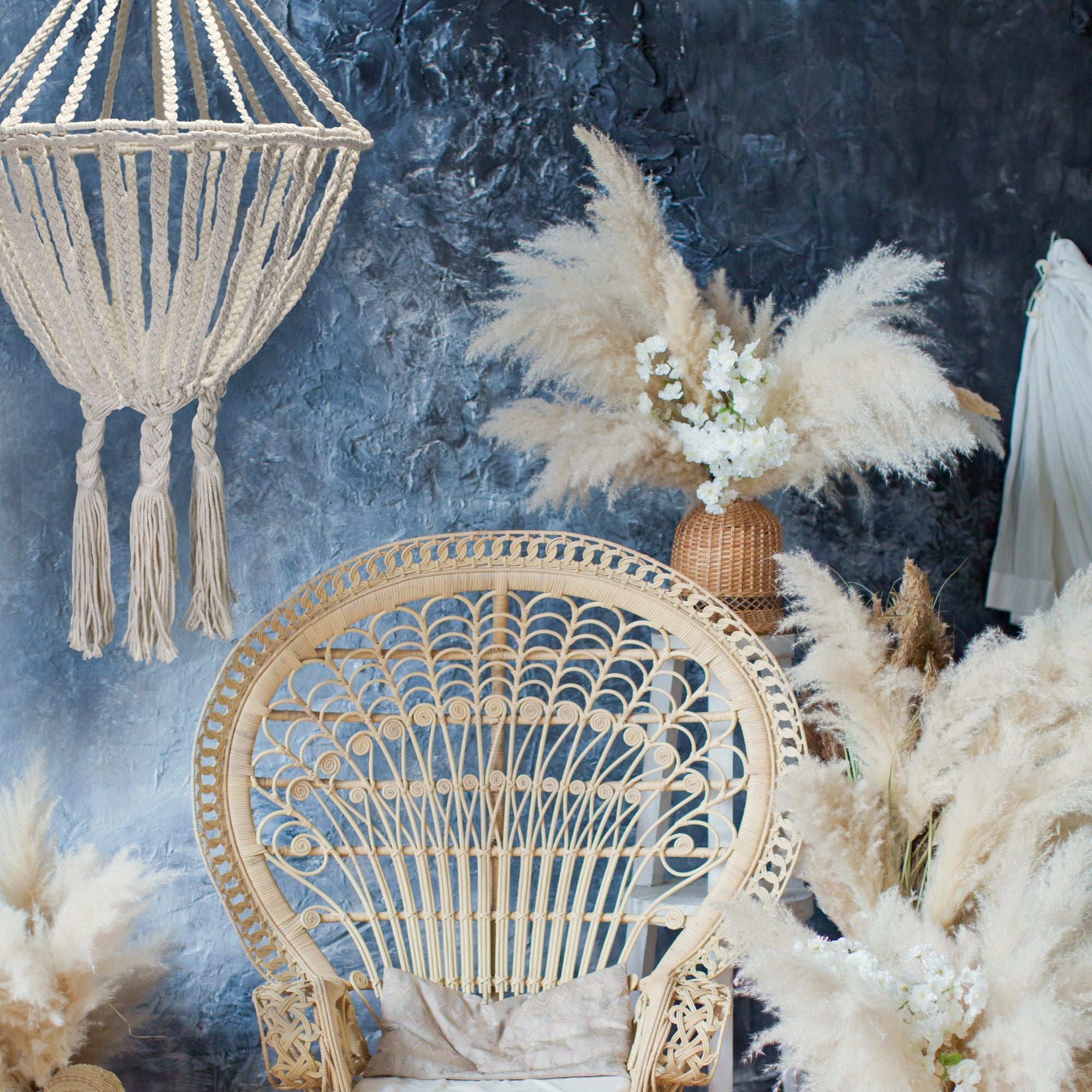 Abat-jour en macramé suspendu dans une décoration naturelle