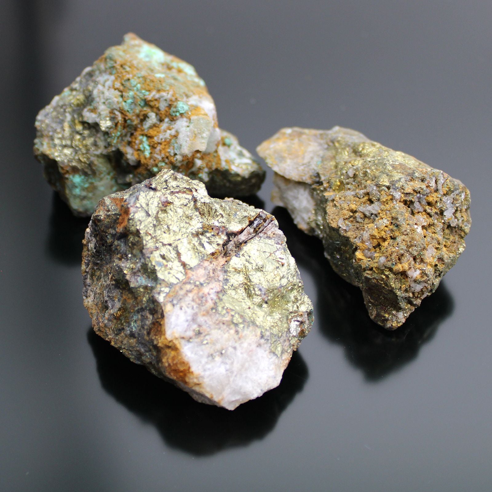 Chalcopyrite - Spécimens minéraux (environ 80 pièces)