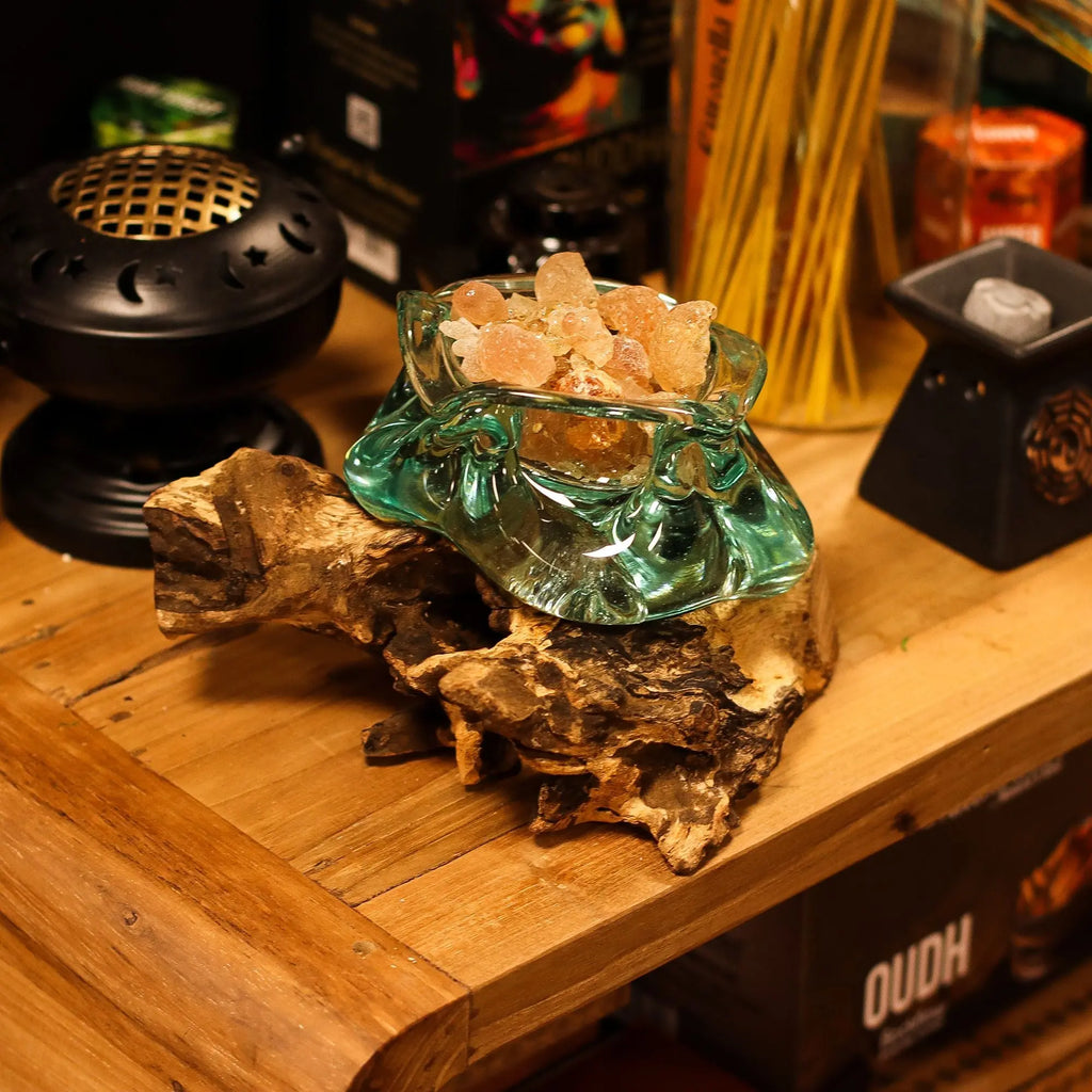 Bol remplit de bonbons en verre fusionné sur Racine de Gamal - Pièce Artisanale Balinaise