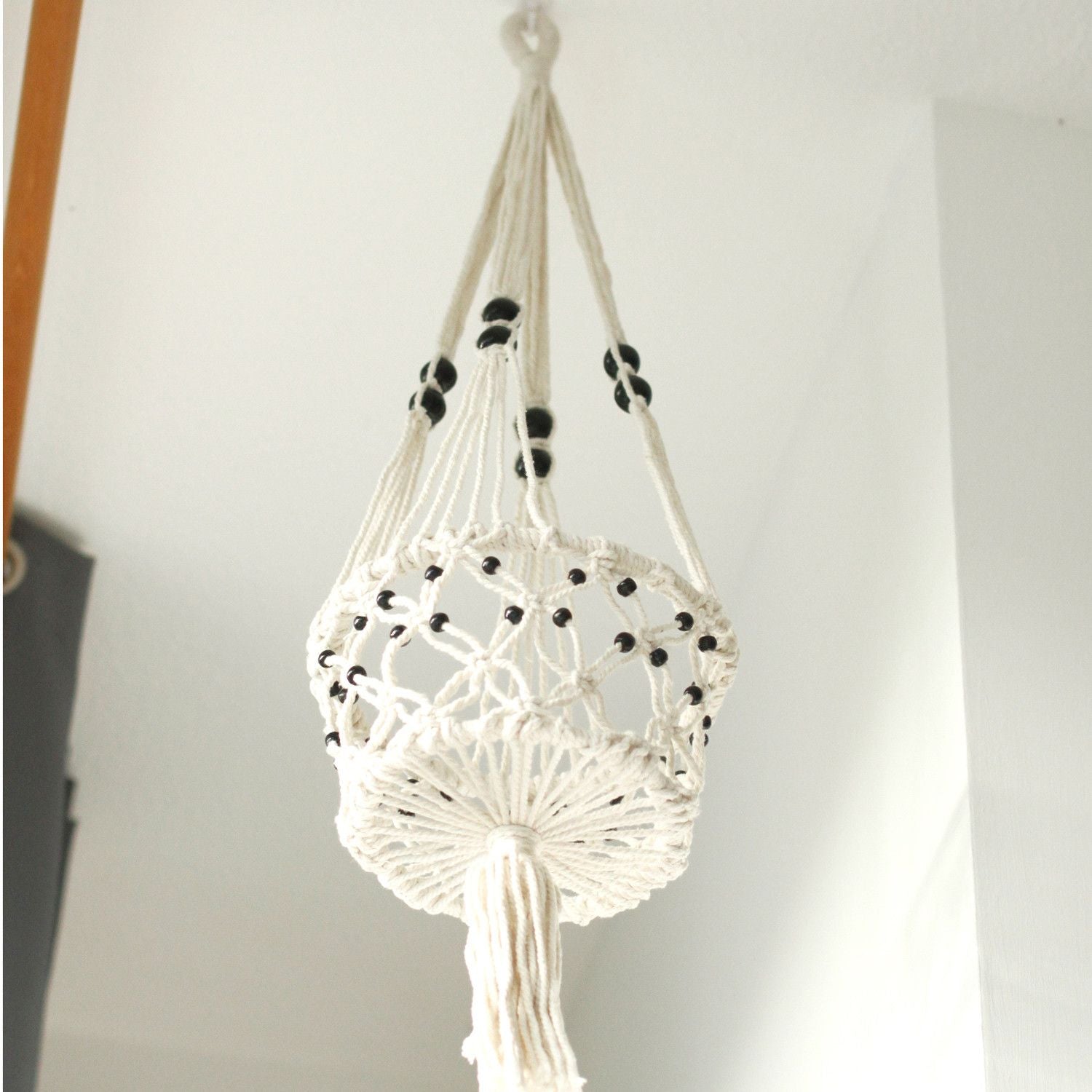 Suspension pour plante en macramé avec perles noires – Coton naturel 77 cm