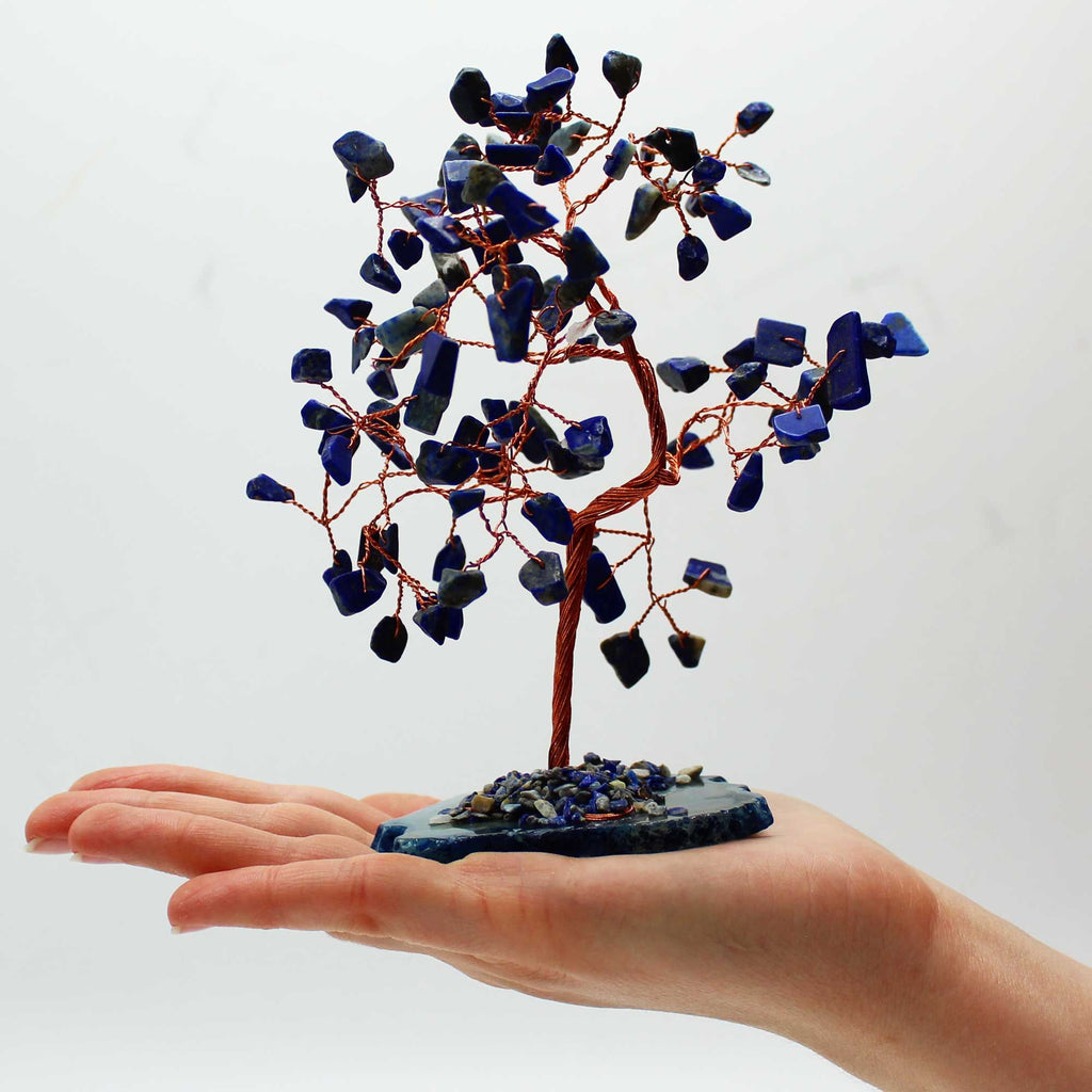 Arbre en Sodalite sur Base d’Agate Bleue - dans une main  — 100 pierres