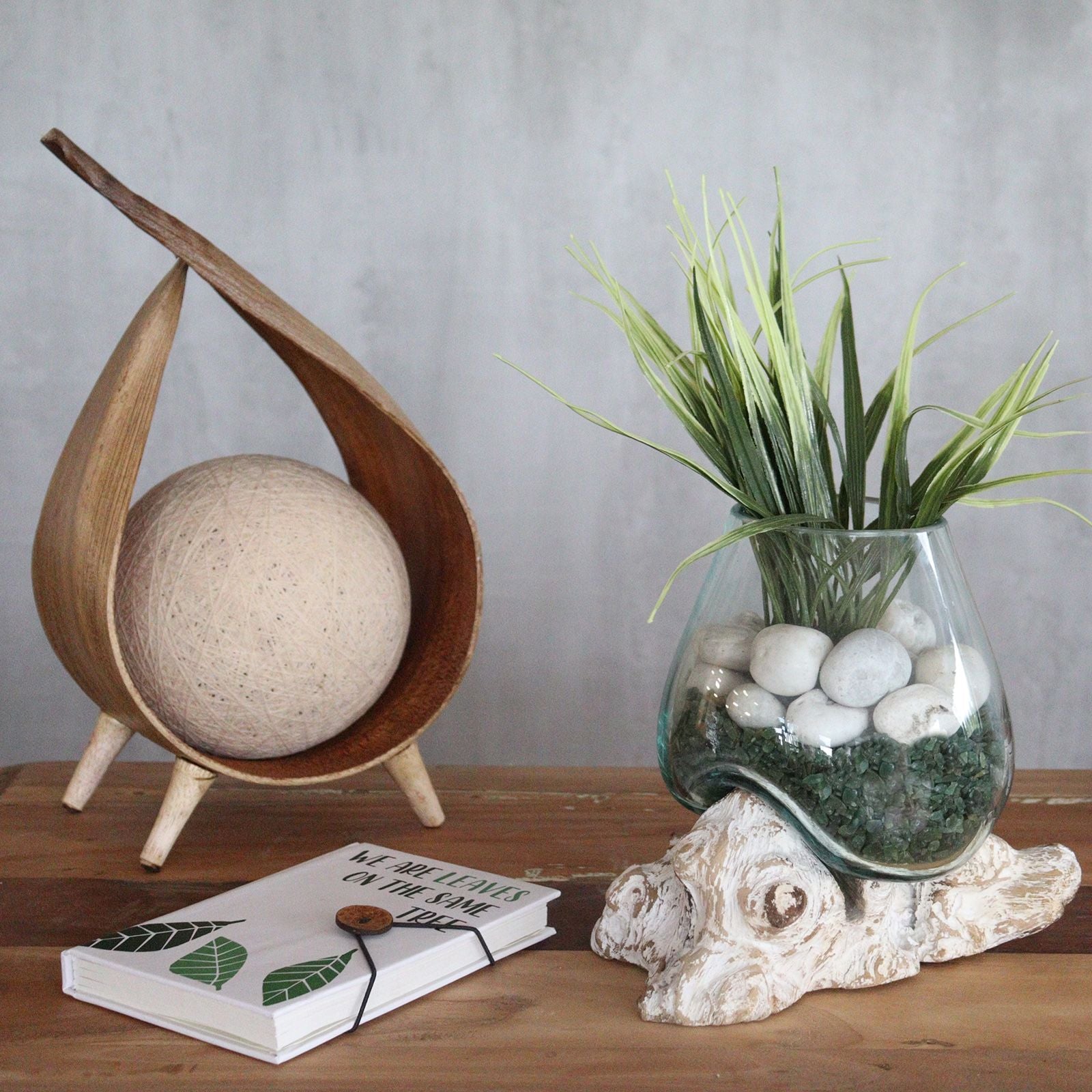 Bol en verre fondu sur bois de Gamal blanchi – Bali