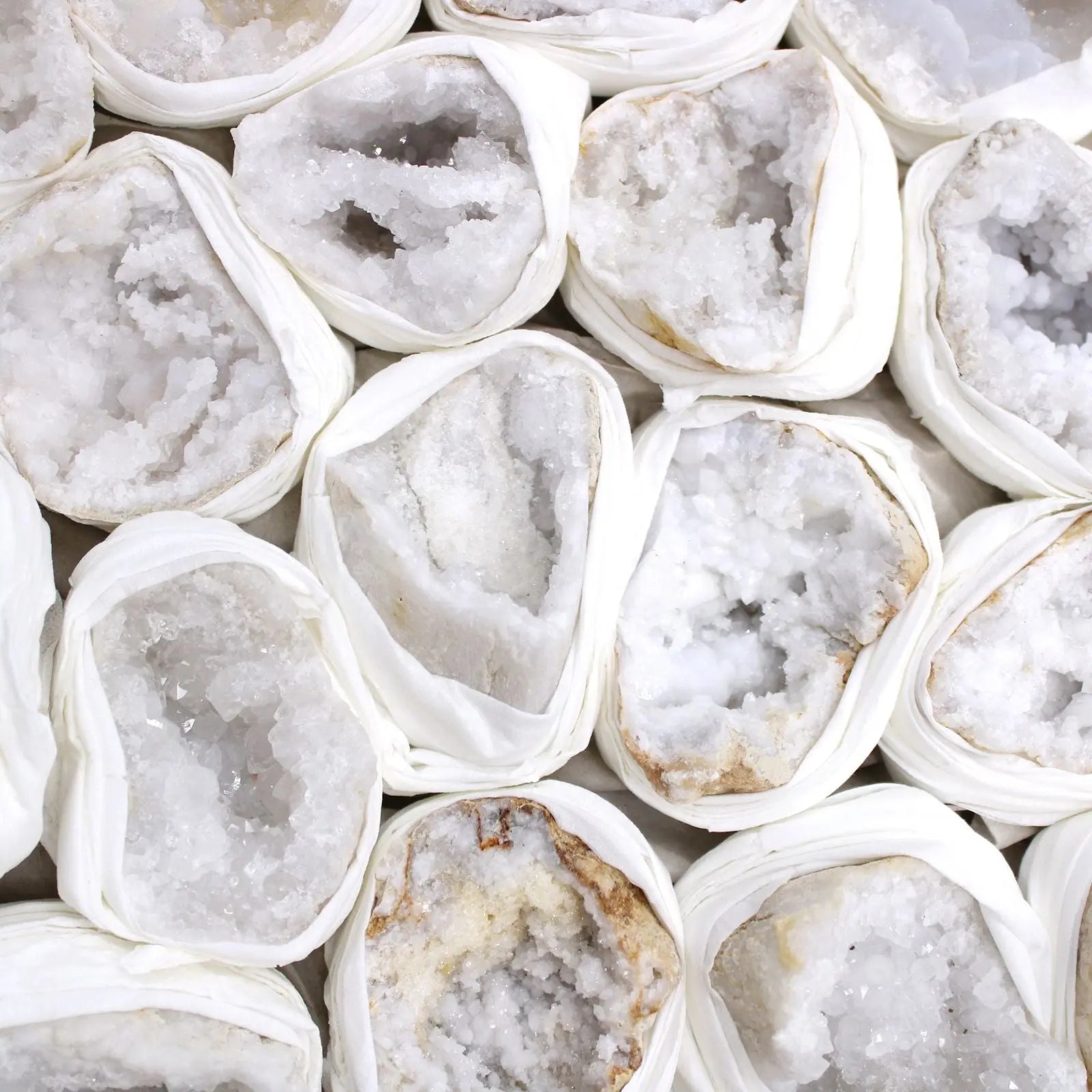 Plateau de Géodes de Calcite Naturelle du Maroc – Environ 32 Spécimens (4 kg) AWGifts Dropship