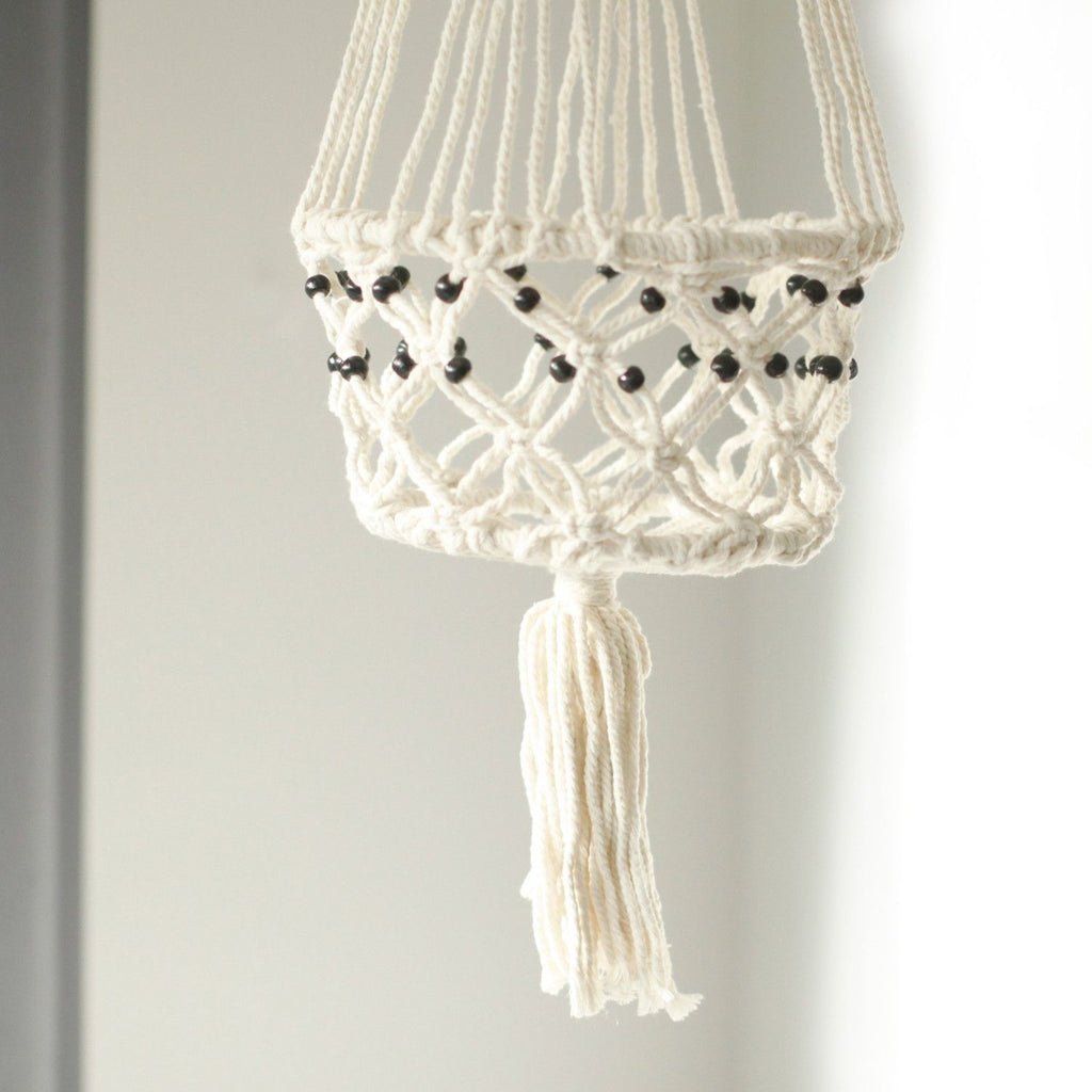 Suspension pour plante en macramé avec perles noires – Coton naturel 77 cm