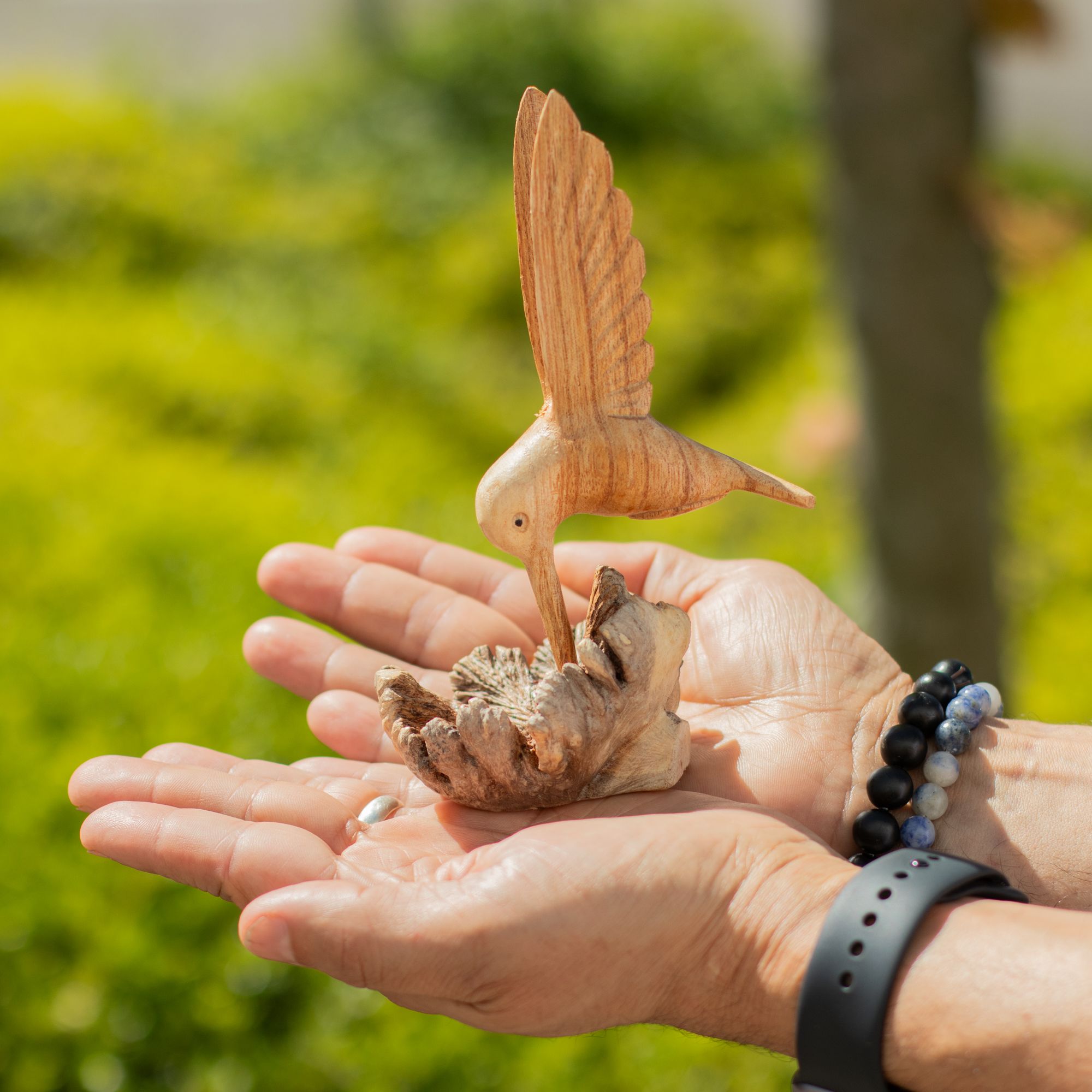 Colibri décoratif sculpté en bois naturel