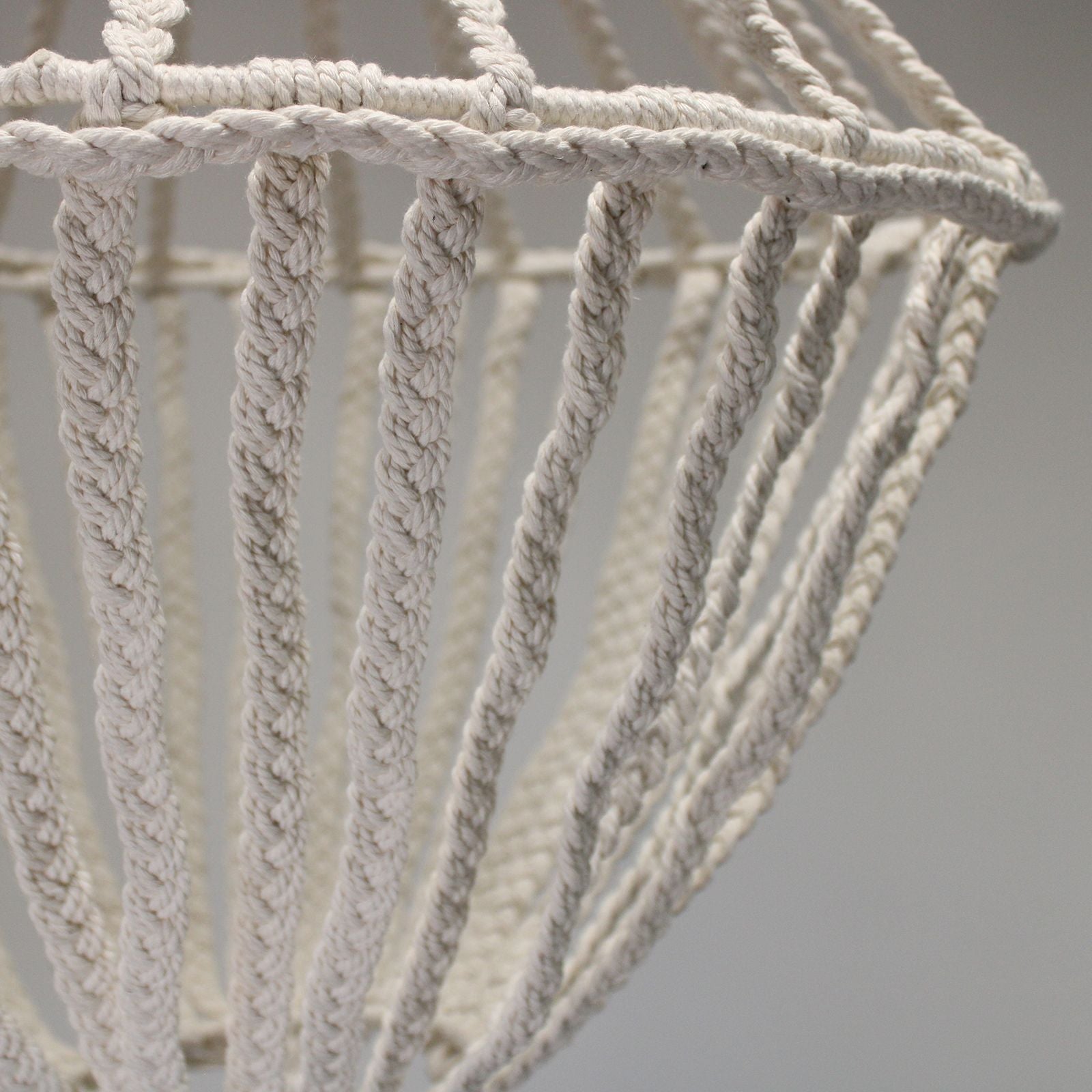 Lustre en macramé naturel grand format sur fond gris