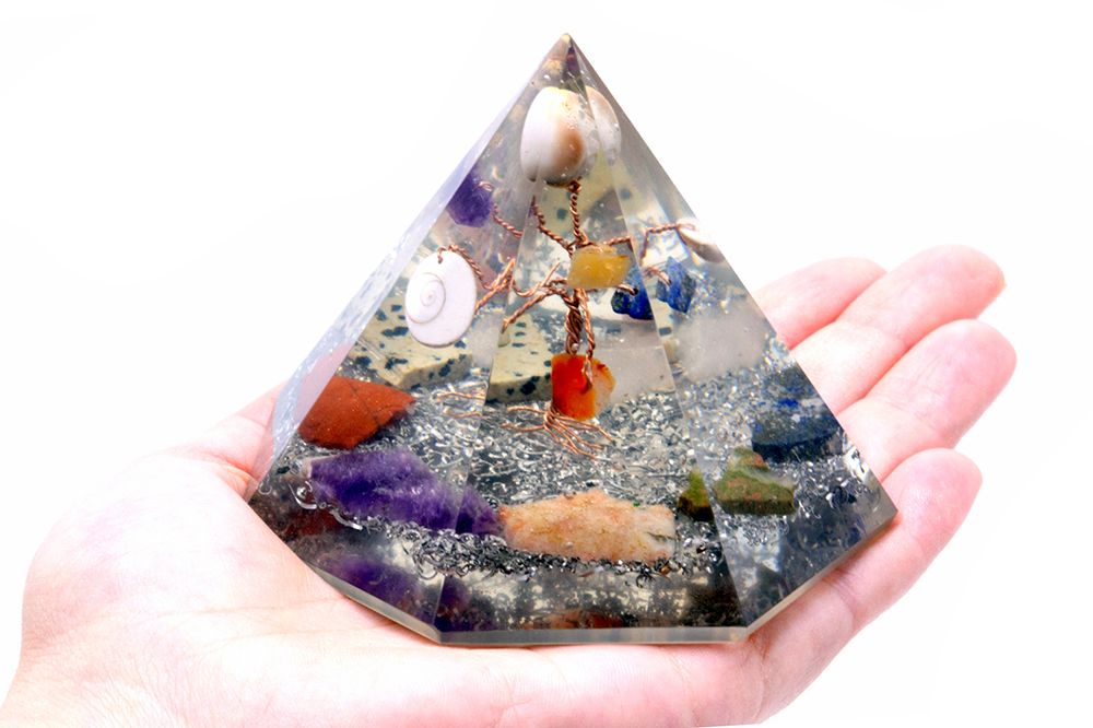 Orgonitová pyramida o velikosti 9 cm z čirého pryskyřice s kovovými inkluzemi a vícebarevnými kameny
