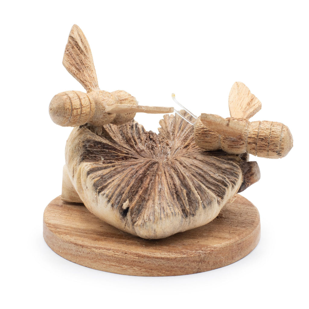 Sculpture artisanale de deux abeilles en bois naturel