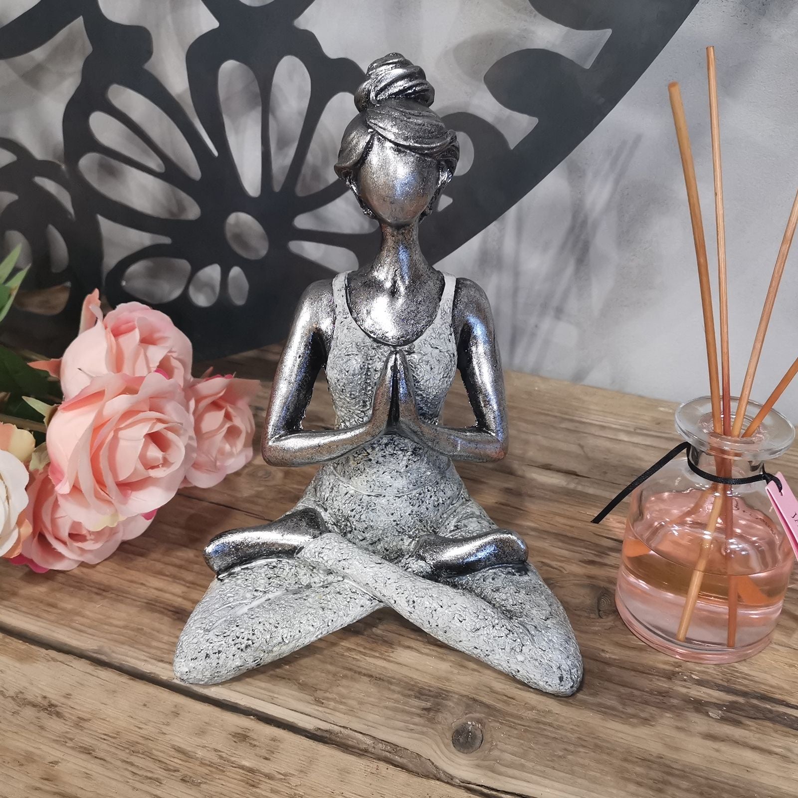 Statue Yoga Femme – Argent &amp; Blanc – 24 cm