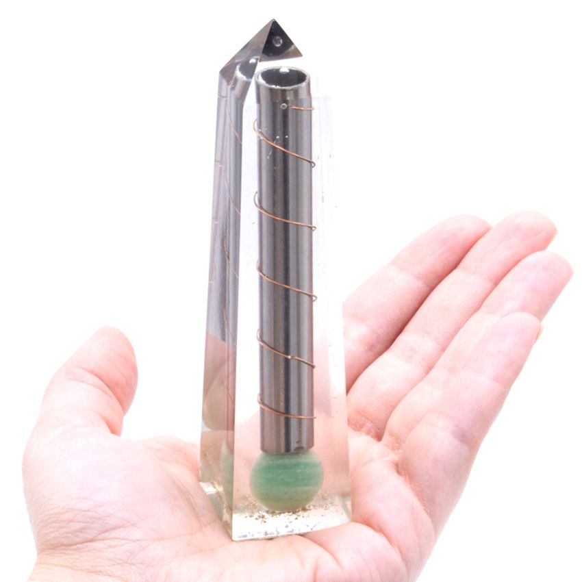 Obélisque en orgonite avec aventurine verte, cuivre et inclusions métalliques dans une résine transparente.
