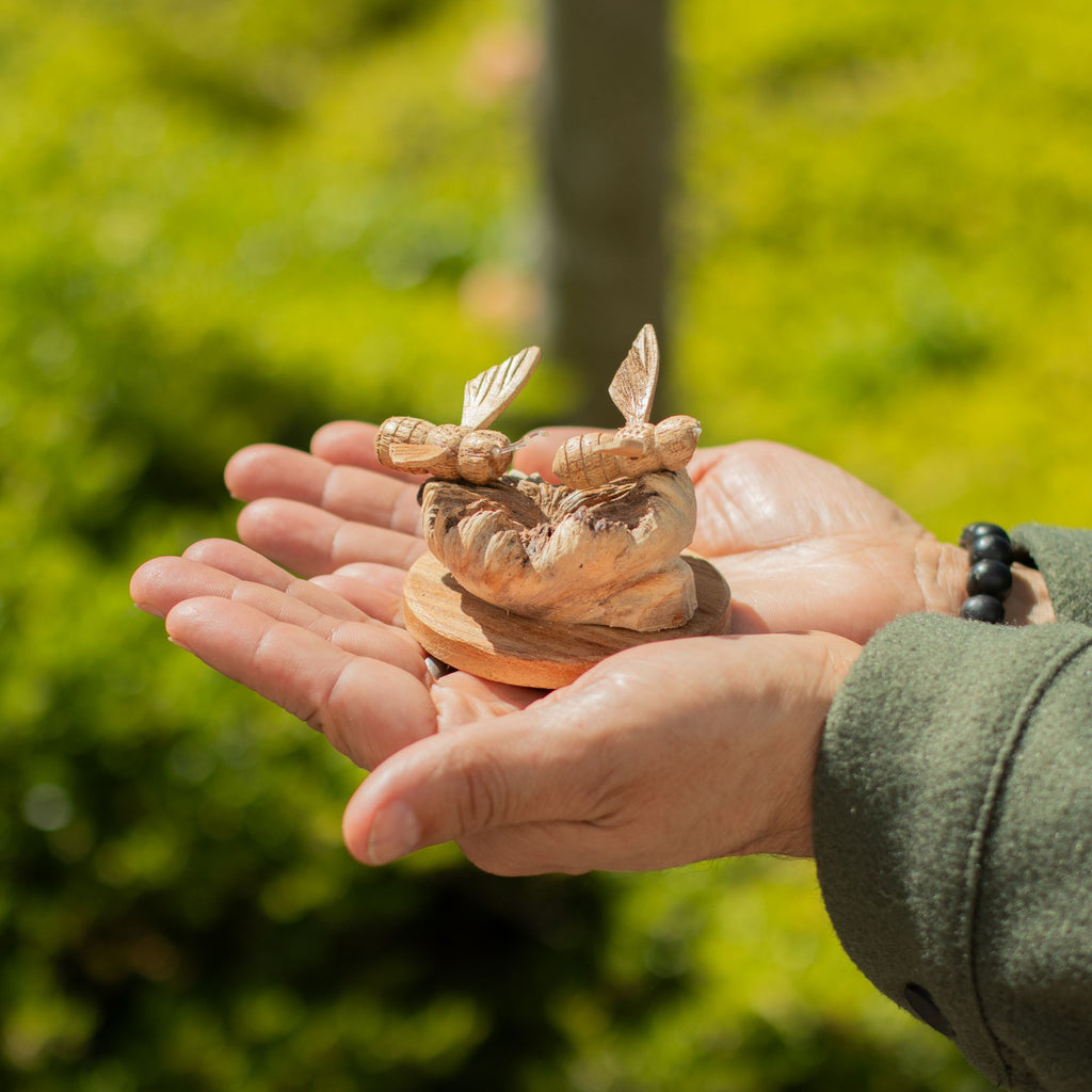 abeilles sculptées à la main en bois