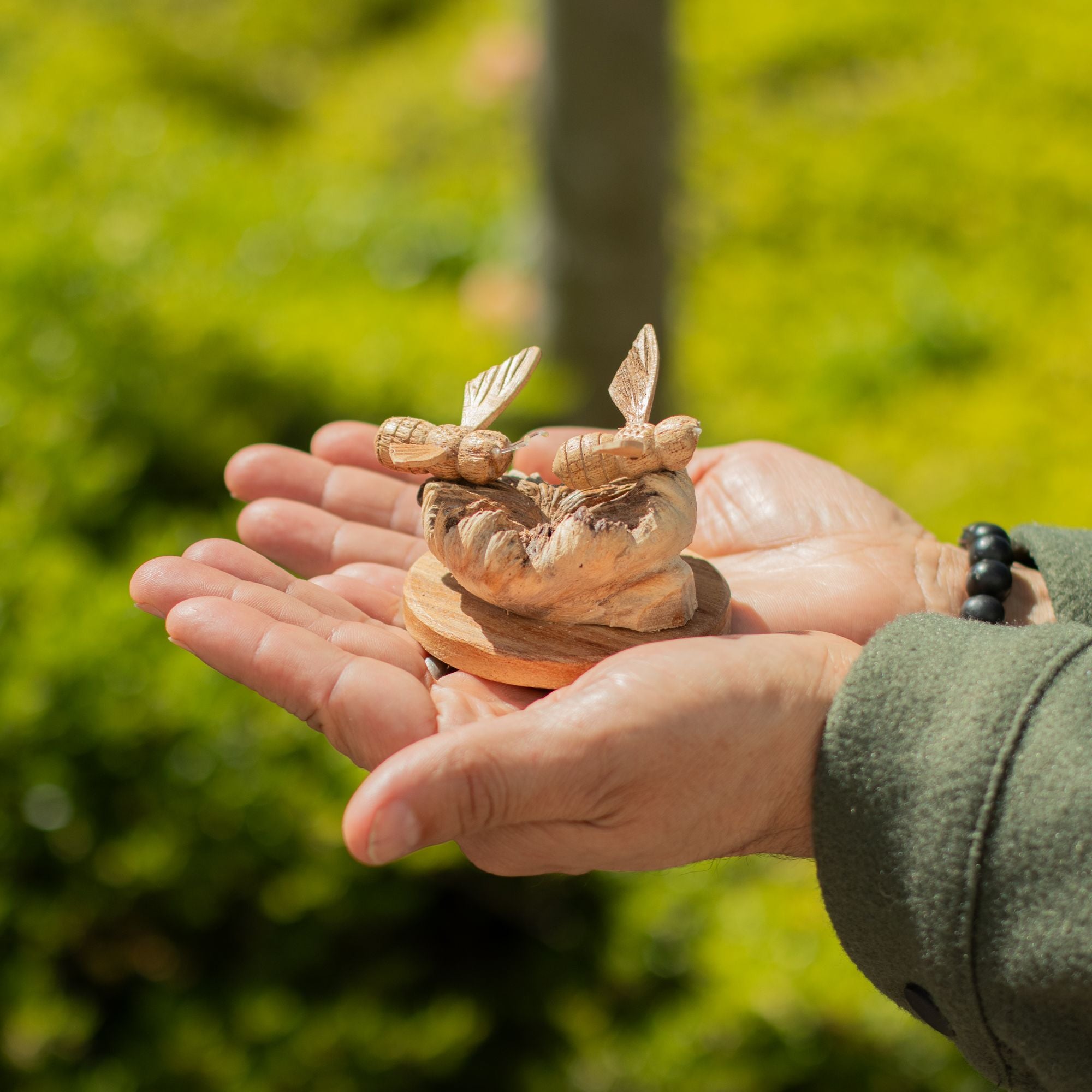 abeilles sculptées à la main en bois