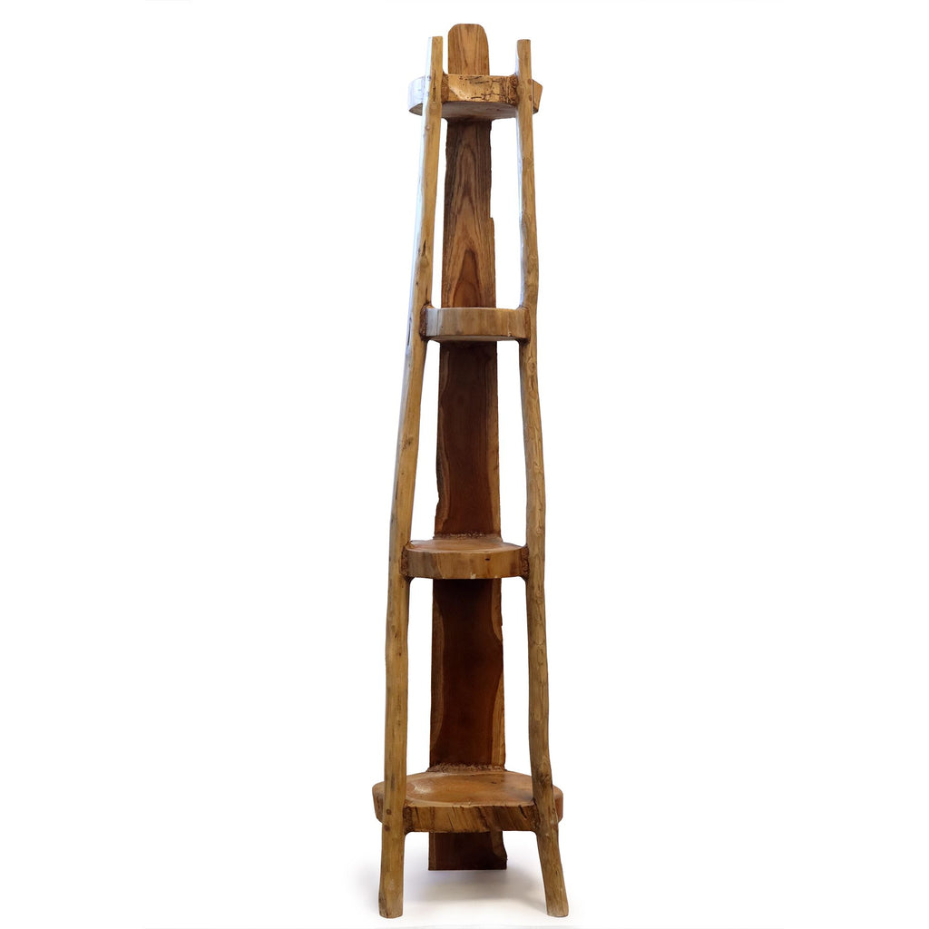 Meuble d’angle en teck naturel avec quatre étagères, vue de face sur fond clair.