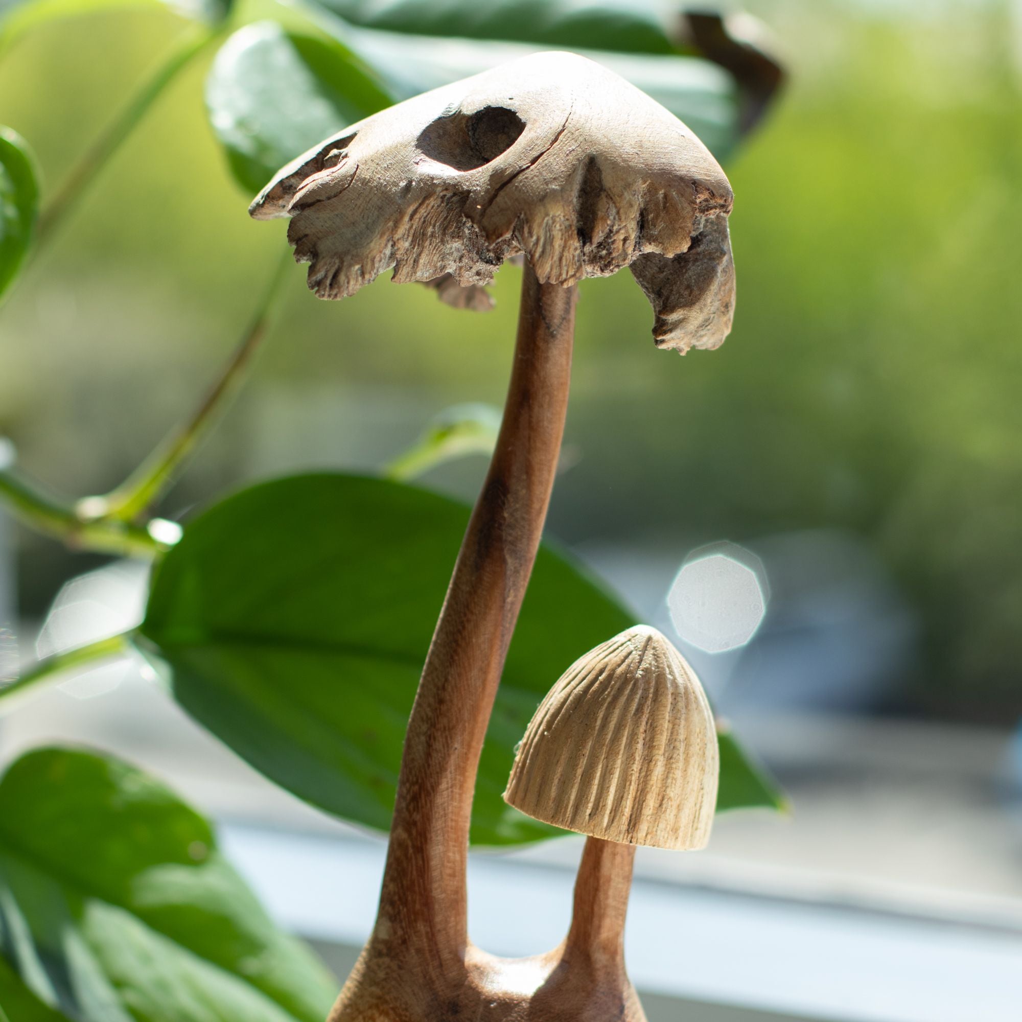 Sculpture artisanale de deux champignons en bois naturel