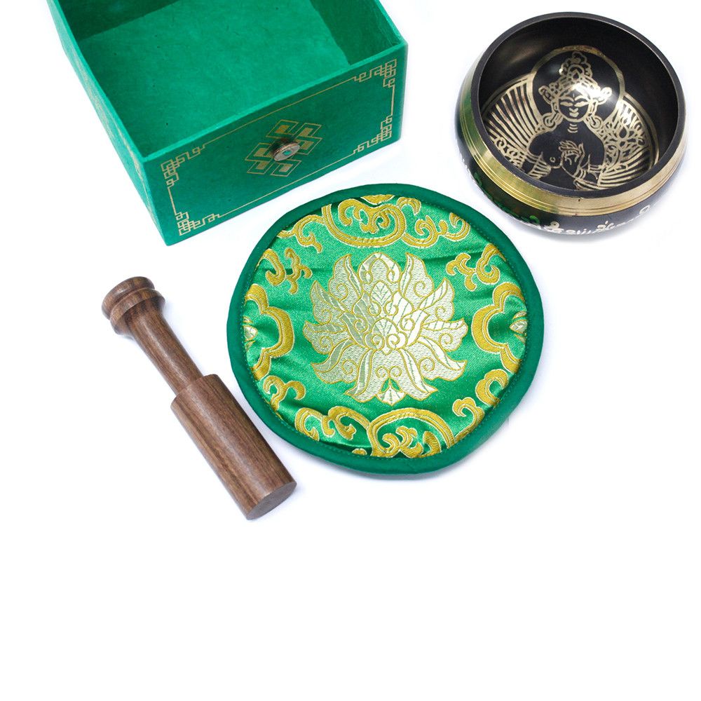 Coffret cadeau bol chantant Tara Verte en laiton avec maillet et coussin pour méditation de compassion et protection - Karmic Artisan.