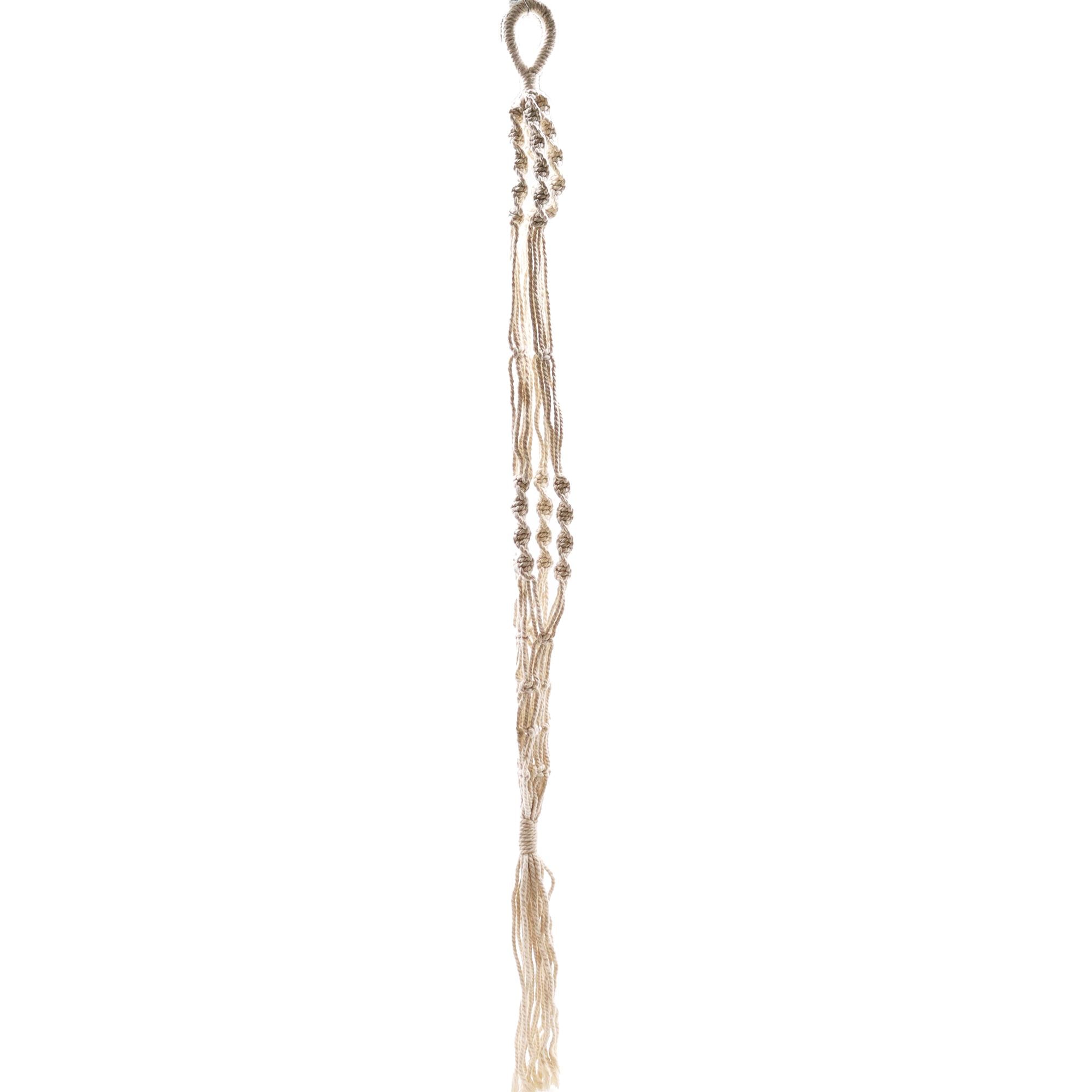 Suspension pour plante en macramé beige sur fond blanc