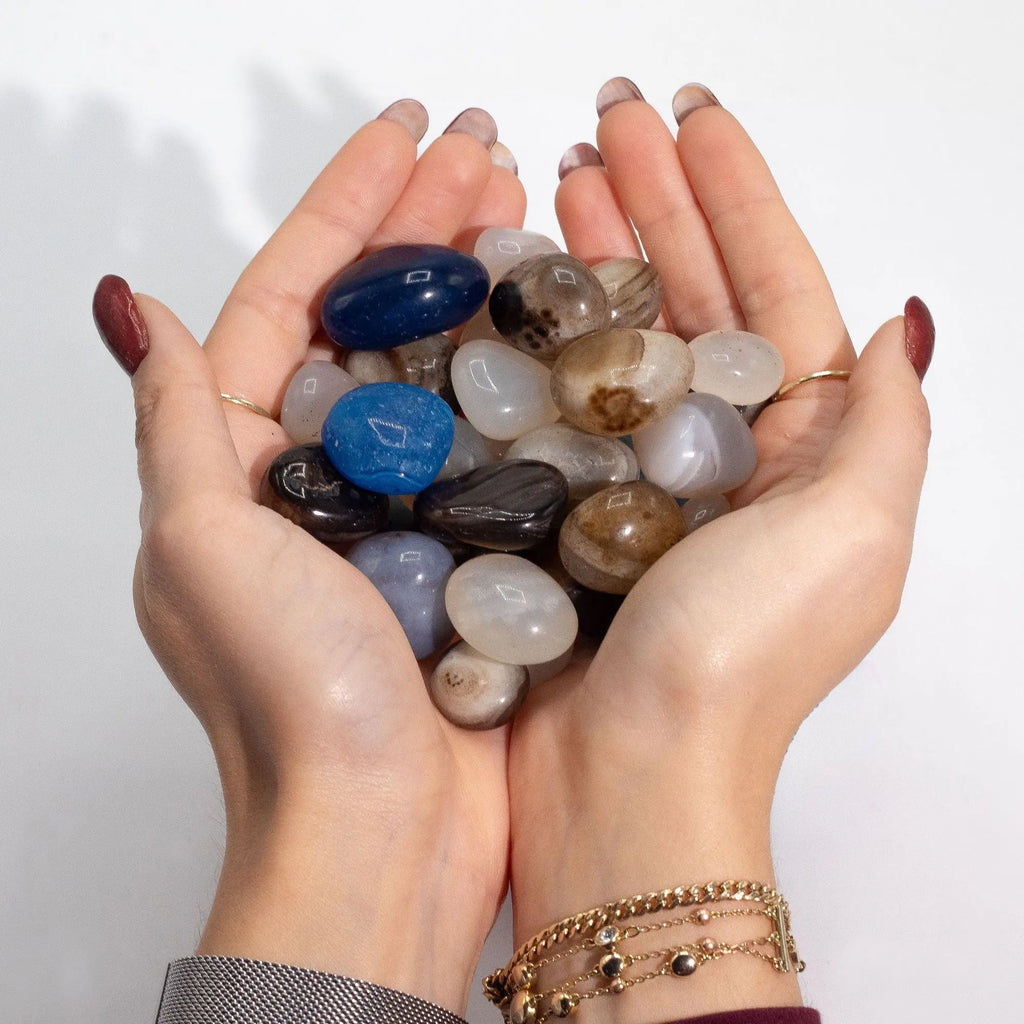 Pierres énergétiques d’agate naturelle foncée – Pierres roulées pour méditation et ancrage (1 kg) AWGifts Dropship
