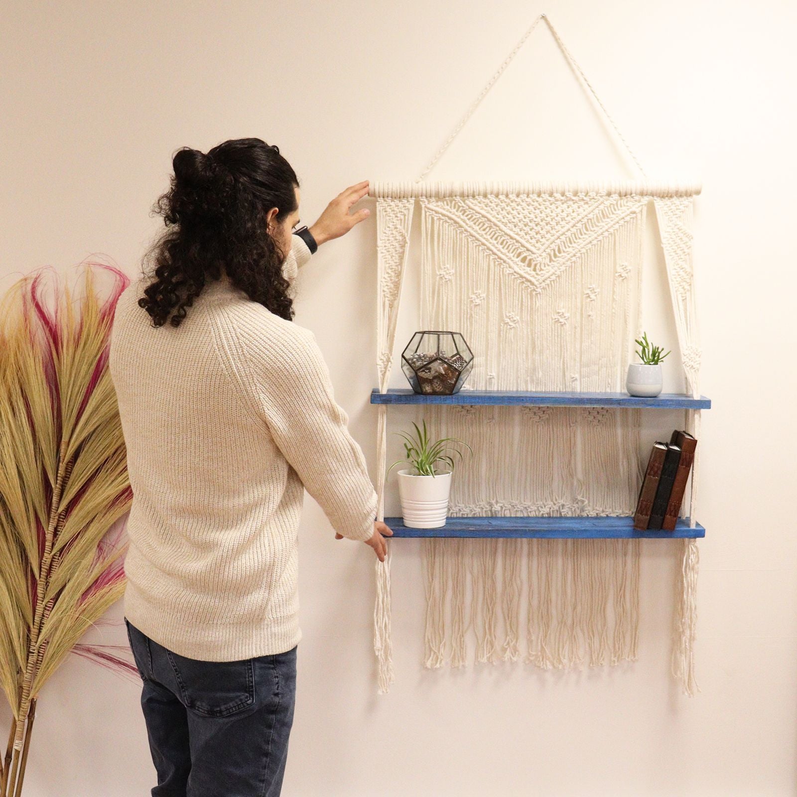 Grand macramé mural artisanal avec étagères suspendues