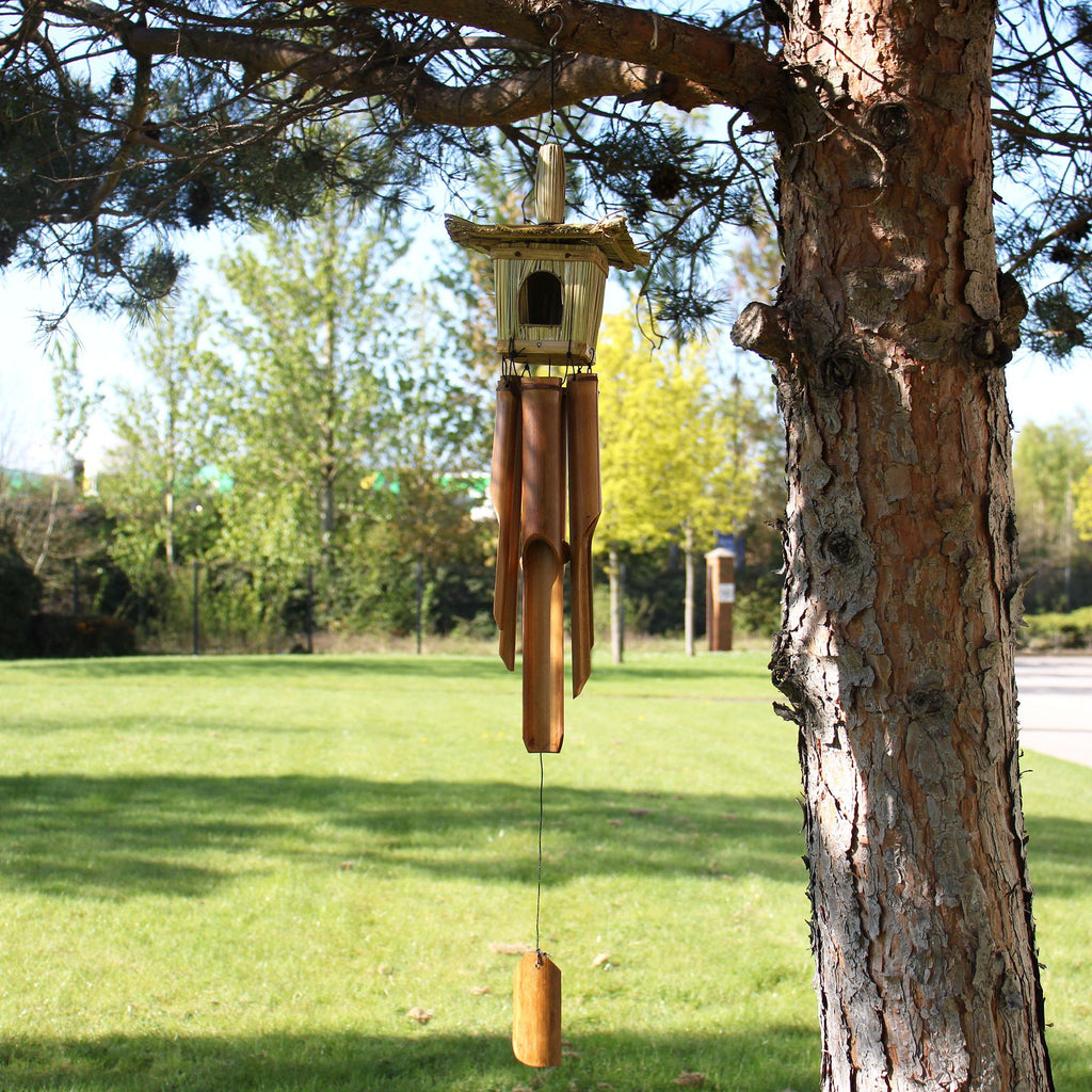 Nichoir Carré en Jonc de Mer avec Carillon en Bambou – 49 cm