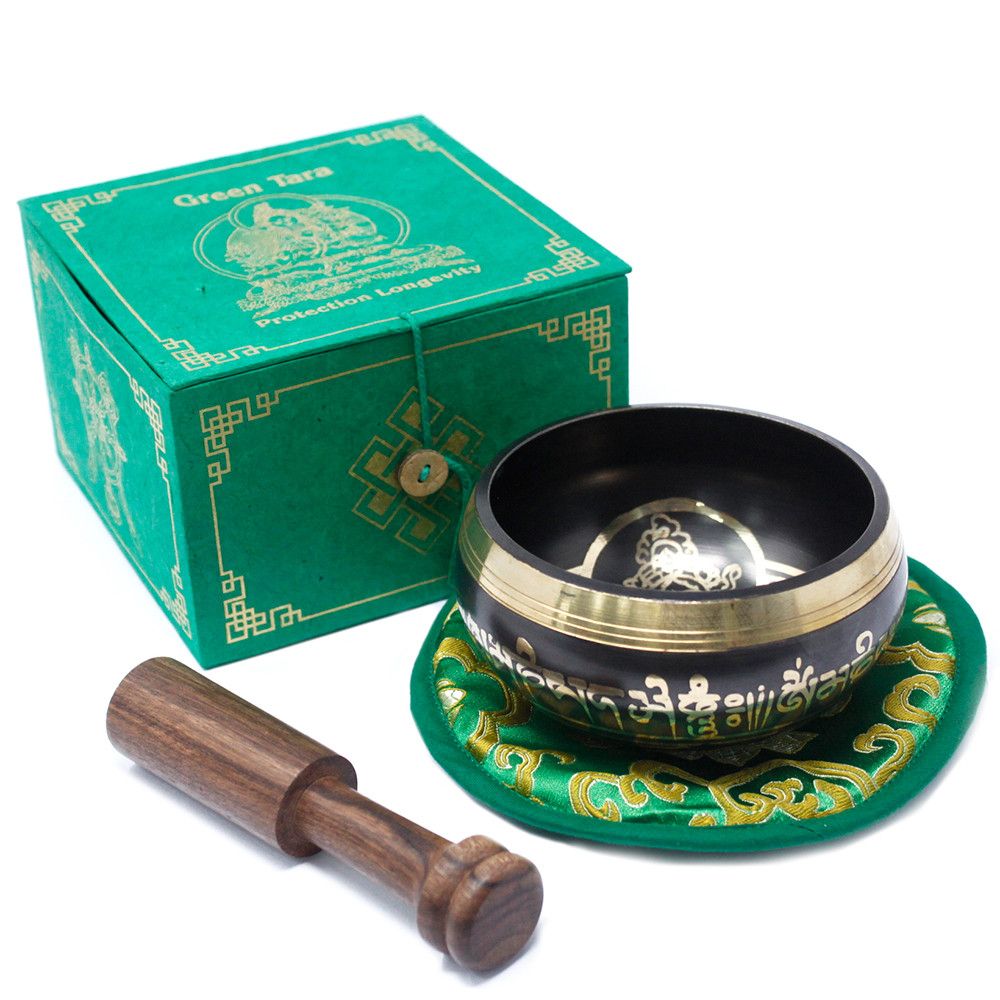 Coffret cadeau bol chantant Tara Verte en laiton avec maillet et coussin pour méditation de compassion et protection - Karmic Artisan.