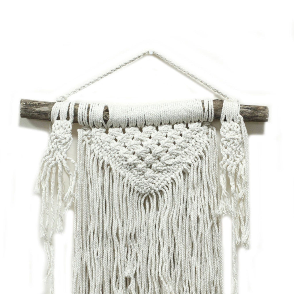 Détail du tressage central d’un macramé mural artisanal en coton