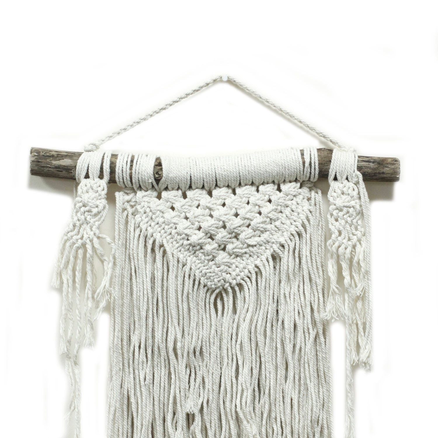 Détail du tressage central d’un macramé mural artisanal en coton