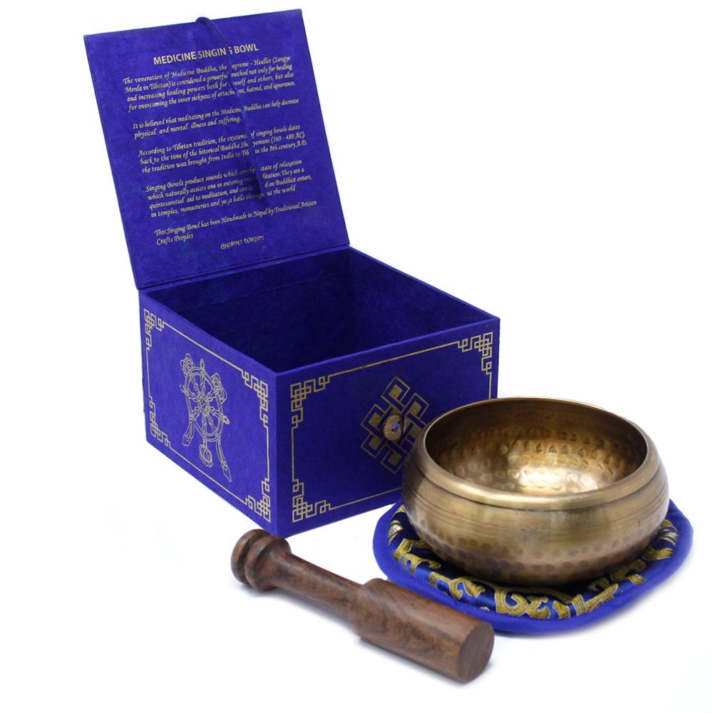 Coffret cadeau bol chantant Bouddha de la Médecine en laiton avec maillet et coussin pour méditation et sonothérapie - Karmic Artisan.