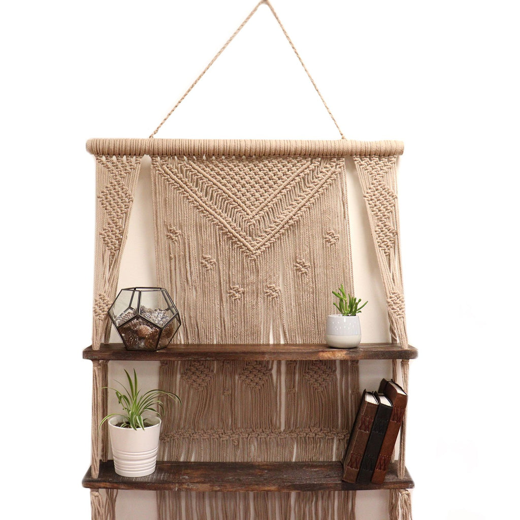 Décoration intérieure bohème avec étagère suspendue en macramé