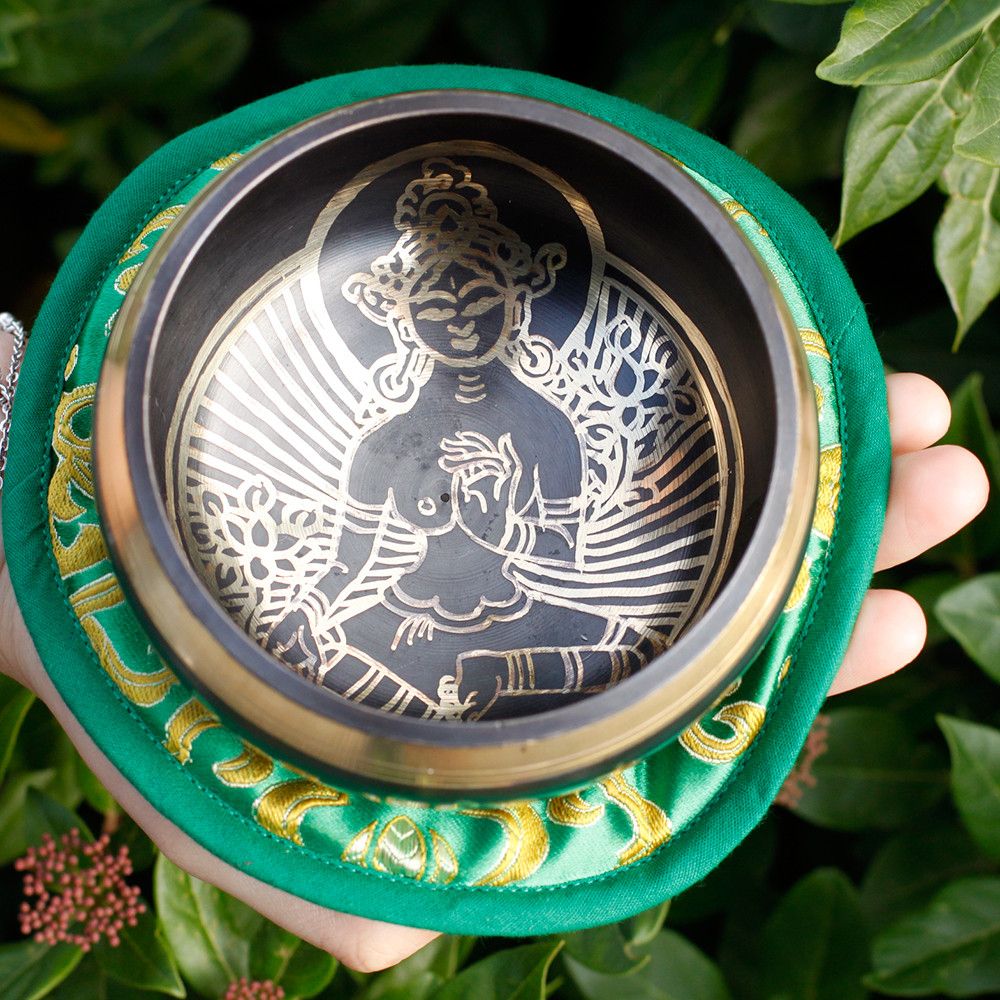 Coffret cadeau bol chantant Tara Verte en laiton avec maillet et coussin pour méditation de compassion et protection - Karmic Artisan.