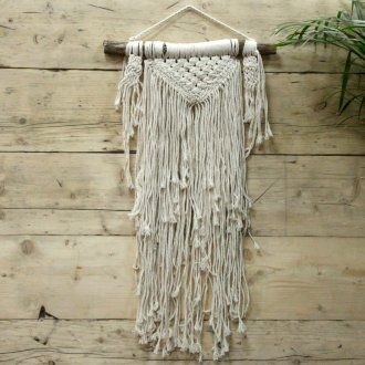 Décoration murale en macramé coton Abondance Naturelle sur fond bois