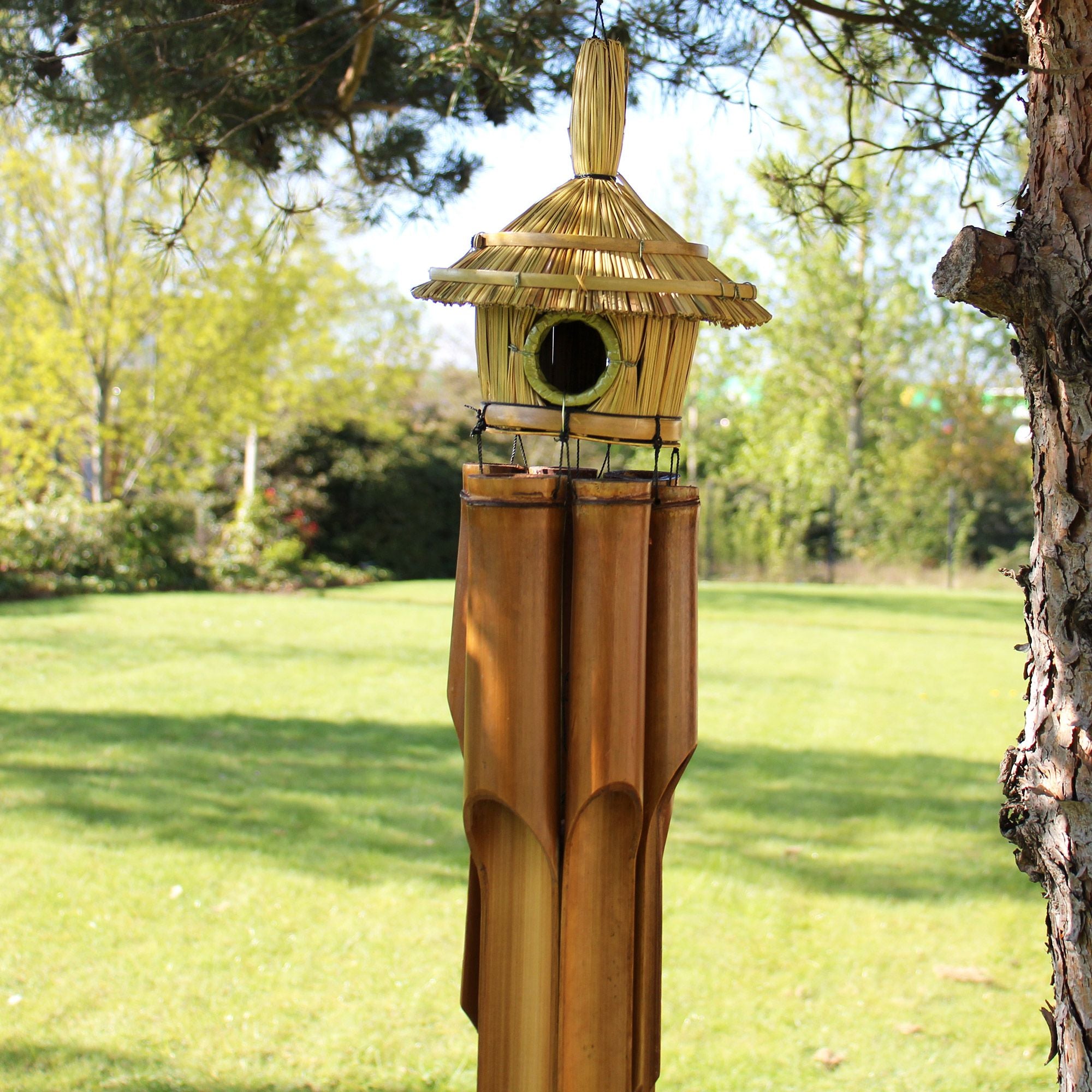 Velká ptačí budka z mořské trávy s bambusovou zvonkohrou – 56 cm