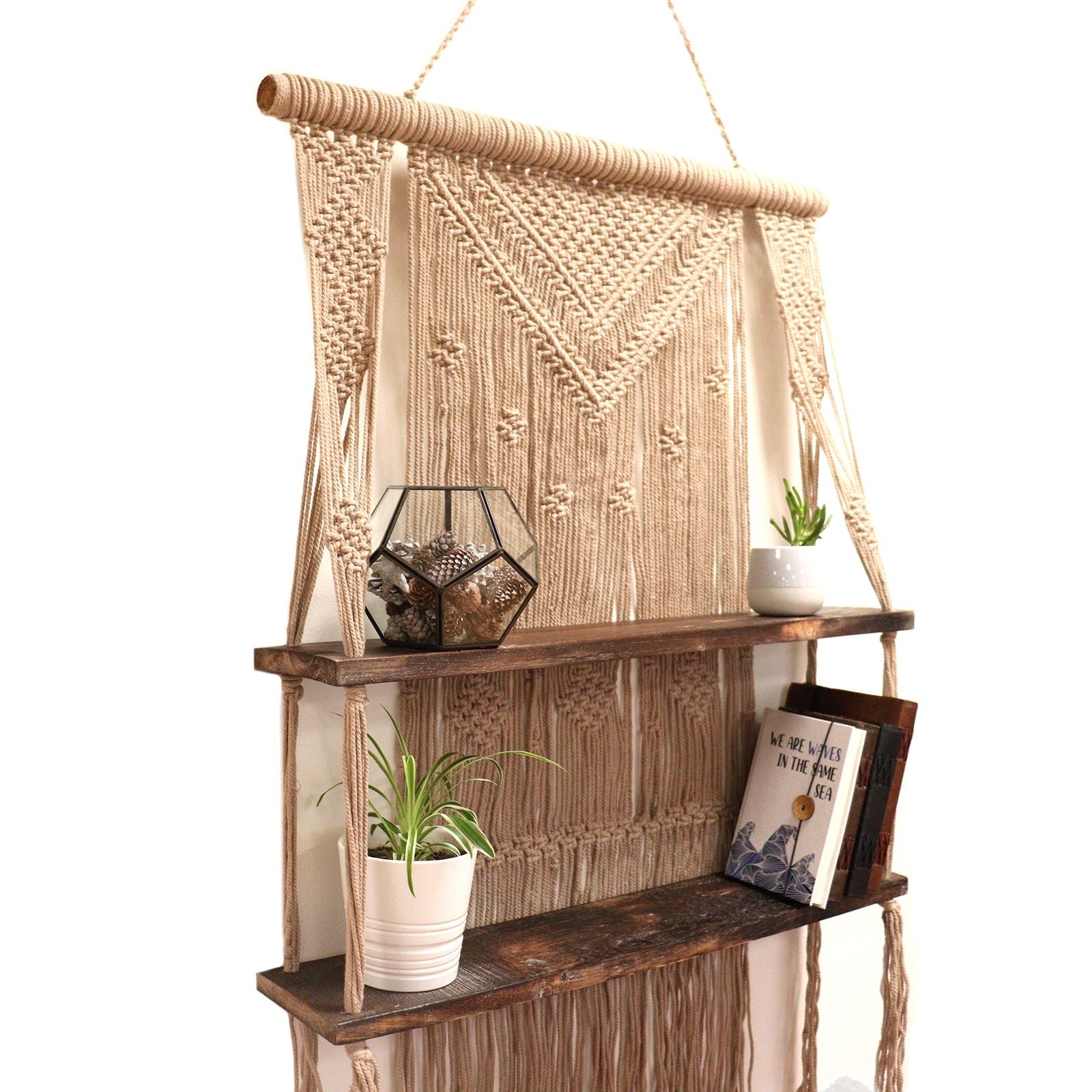 Grand macramé mural artisanal avec étagères en bois