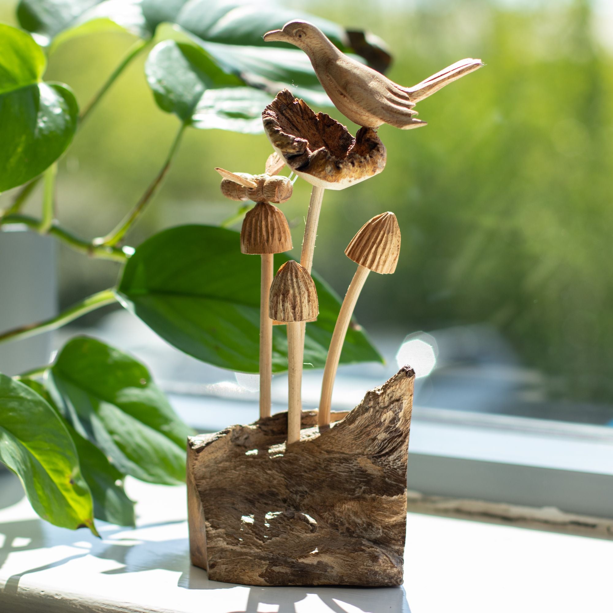 oiseau sculpté en bois avec champignons