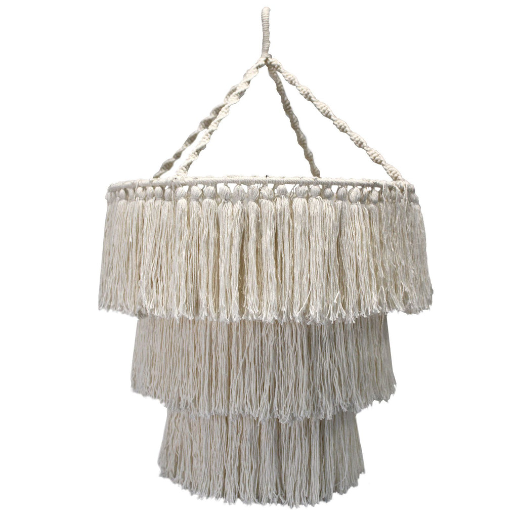 Lustre en macramé naturel fait main avec franges en coton suspendu dans une décoration bohème