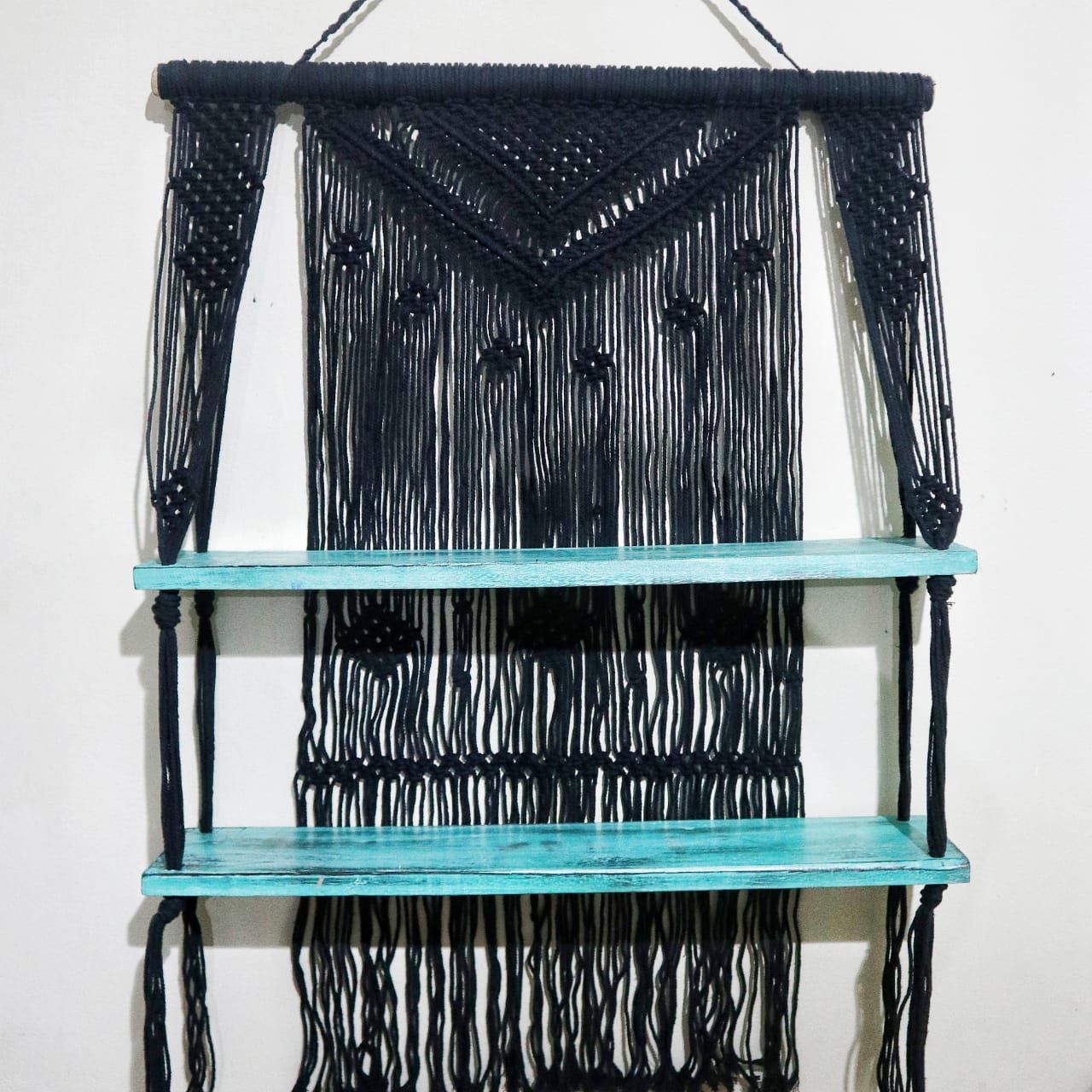 Grande étagère murale en macramé noir tressé à la main avec deux niveaux turquoise
