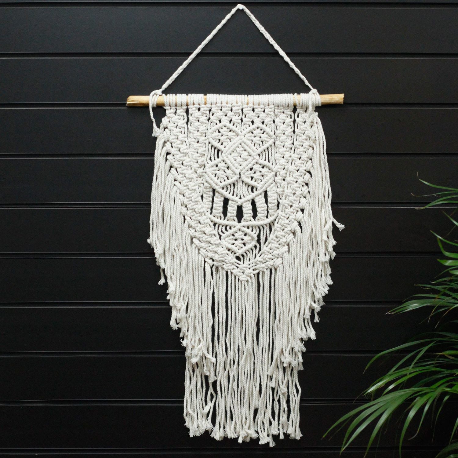 Macramé mural en coton naturel suspendu à une baguette en bois