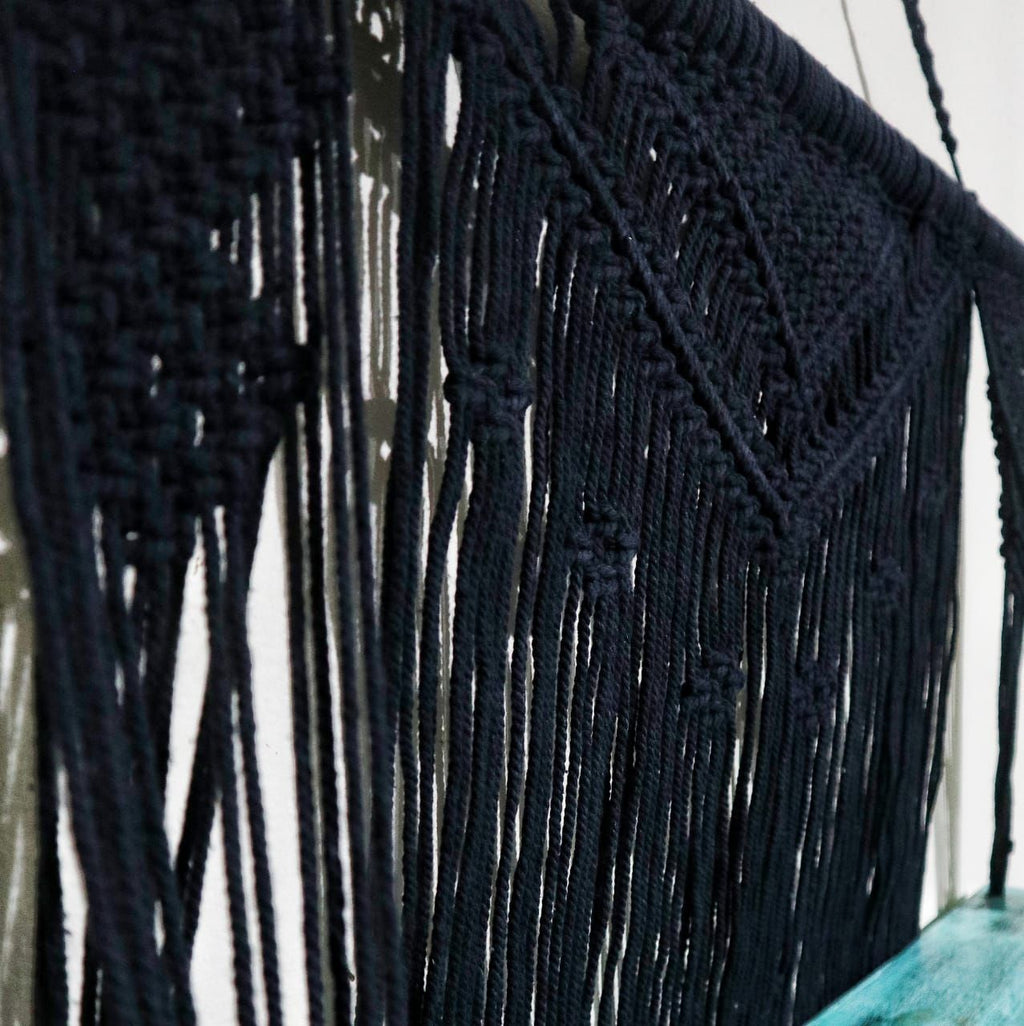 Détail des étagères turquoise sur structure en macramé noir artisanal