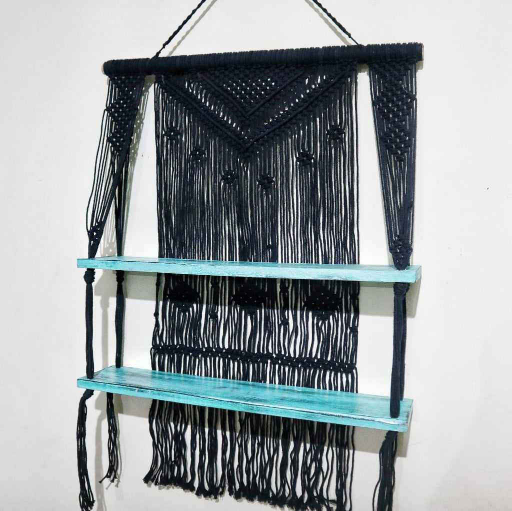 Décoration murale bohème en macramé noir et bois turquoise fabriquée artisanalement