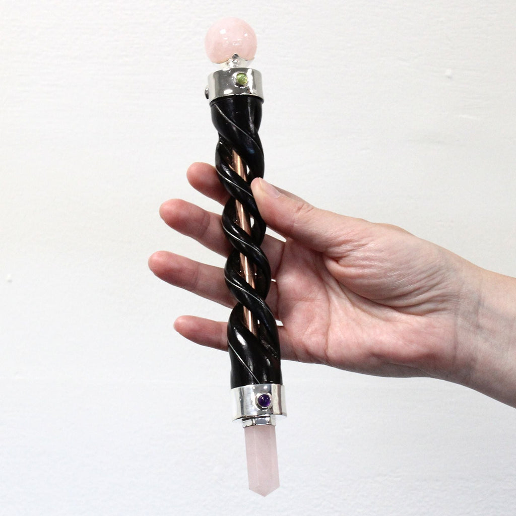 Baguette de guérison sculptée en spirale - Tuyau de cuivre et quartz rose - Karmic Artisan