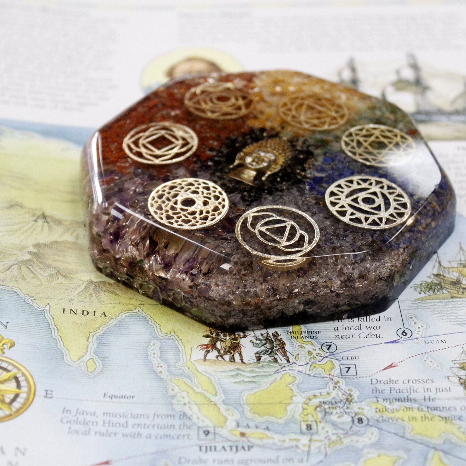 Bloc d'alimentation de bureau en orgonite - Chakra du Bouddha - (11x1,5 cm) - Karmic Artisan