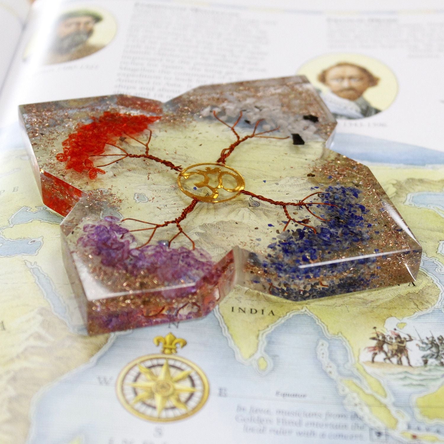 Bloc d’énergie en orgonite – Symbole Om & Arbres de Vie - Karmic Artisan