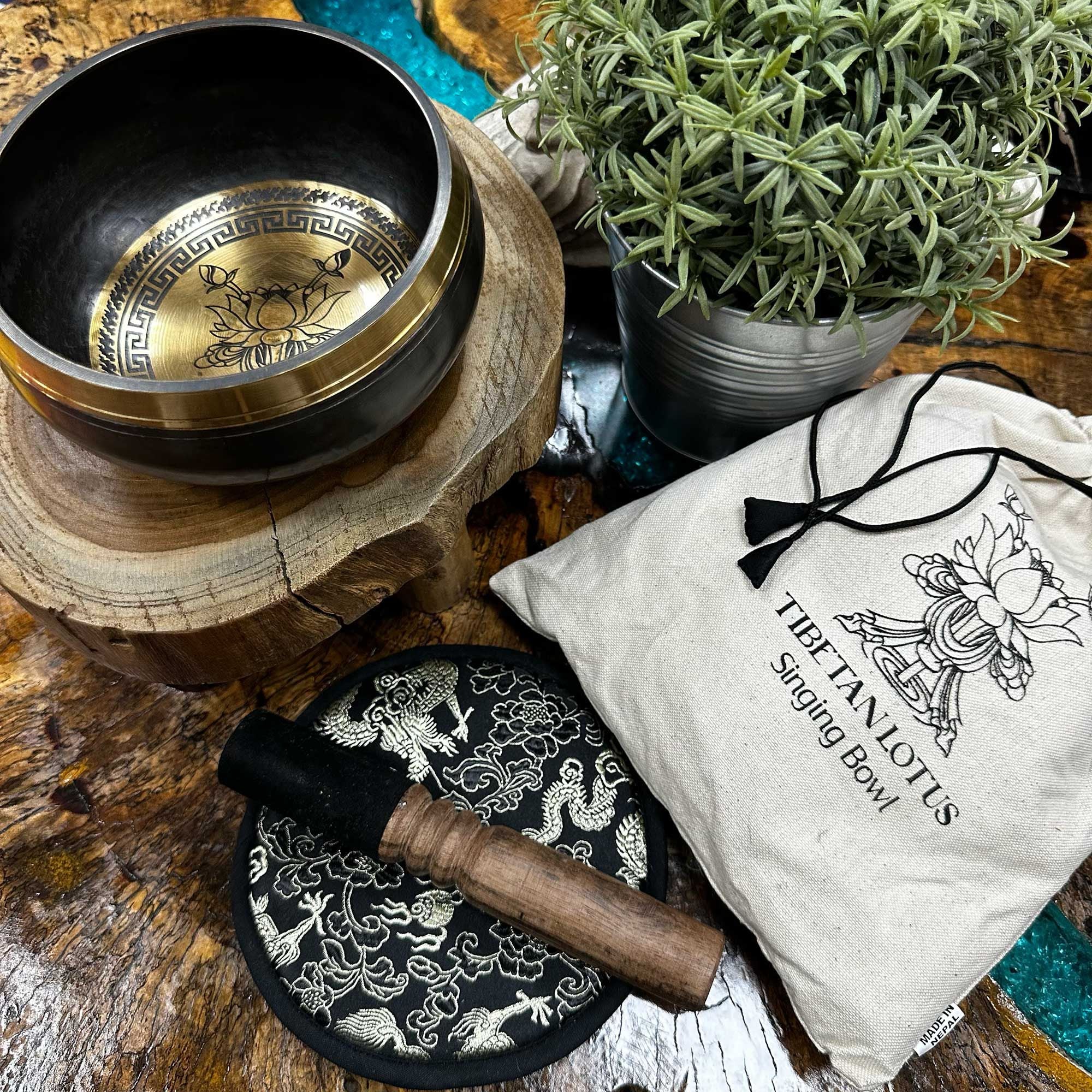 Coffret cadeau de bol chantant en laiton gravé à la main – 14 cm – Fleur de lotus - Karmic Artisan