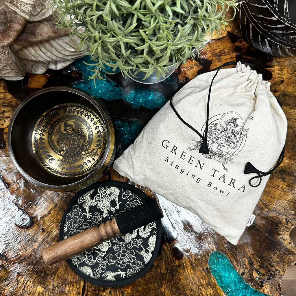Coffret cadeau de bol chantant en laiton gravé à la main – 14 cm – Tara Verte - Karmic Artisan