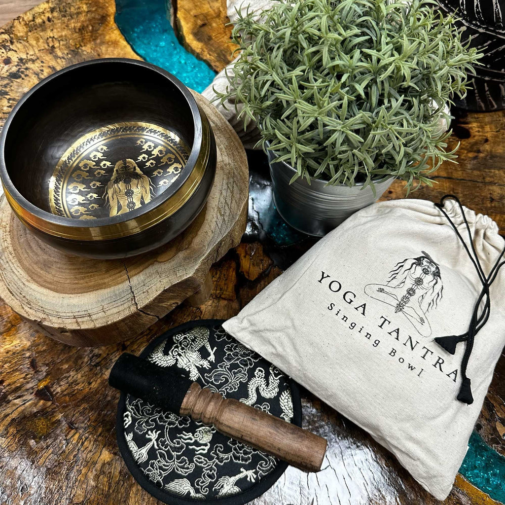 Coffret cadeau de bol chantant en laiton gravé à la main – 14 cm – Yogi - Karmic Artisan